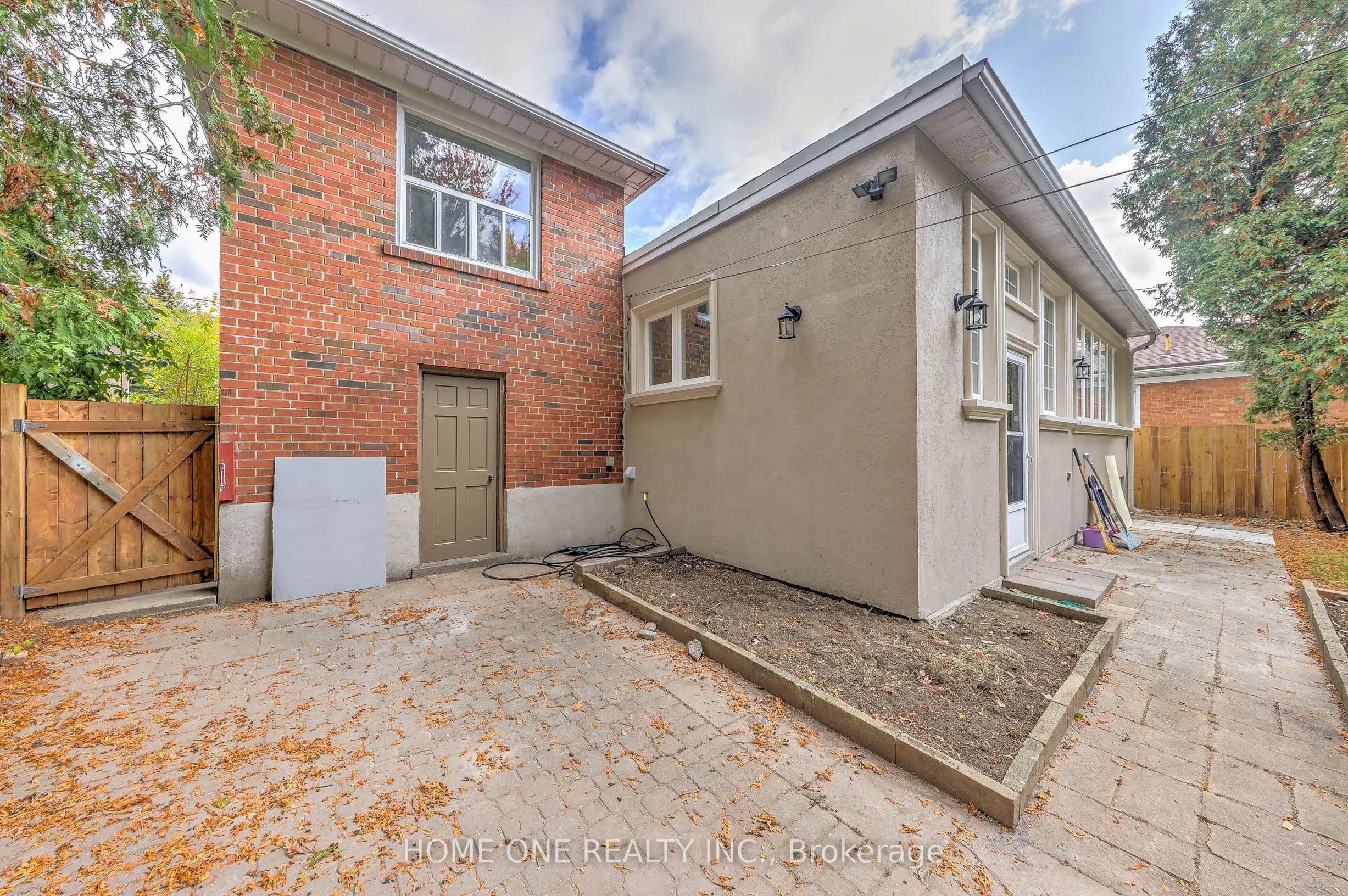 12 Lauralynn Crescent