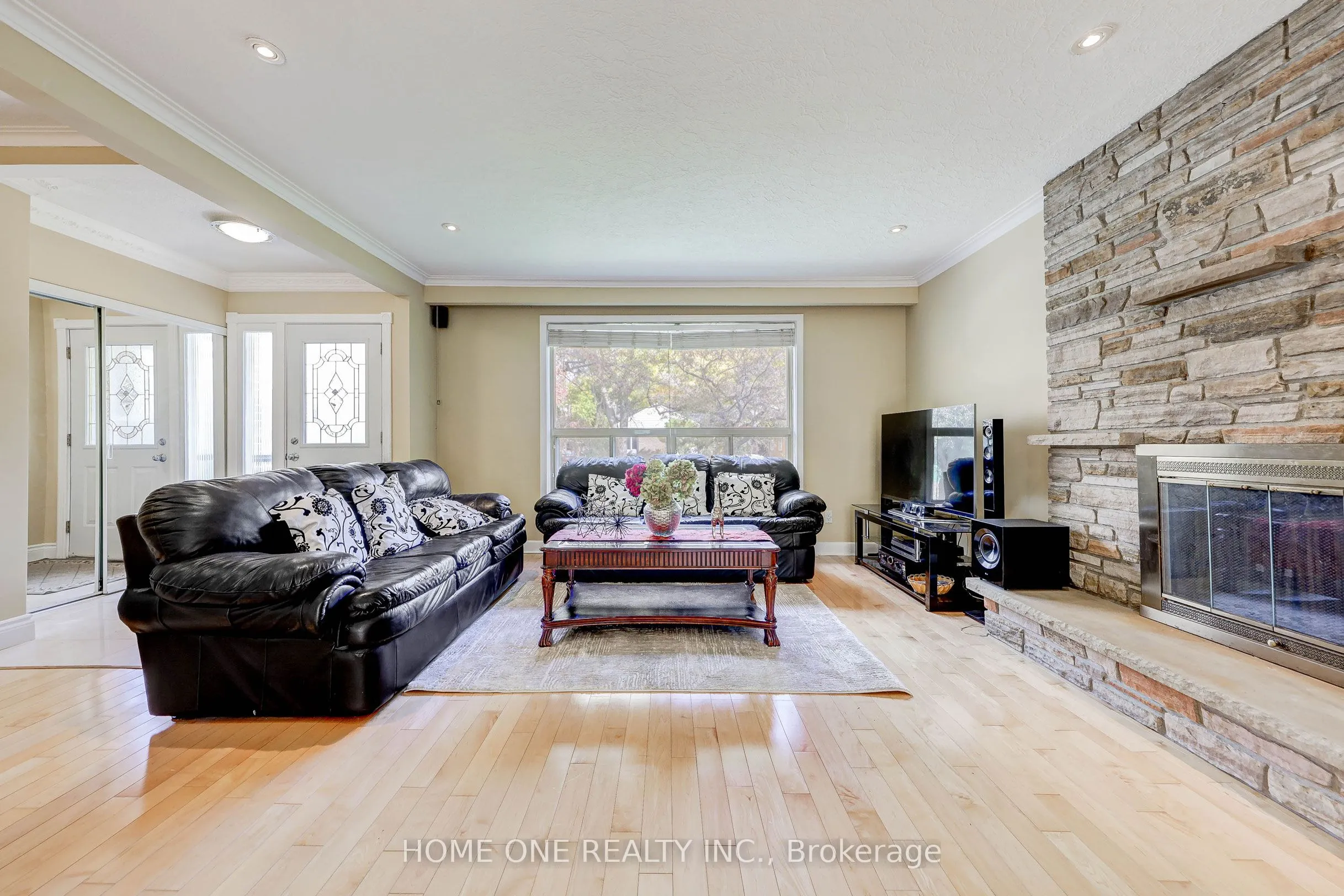 12 Lauralynn Crescent