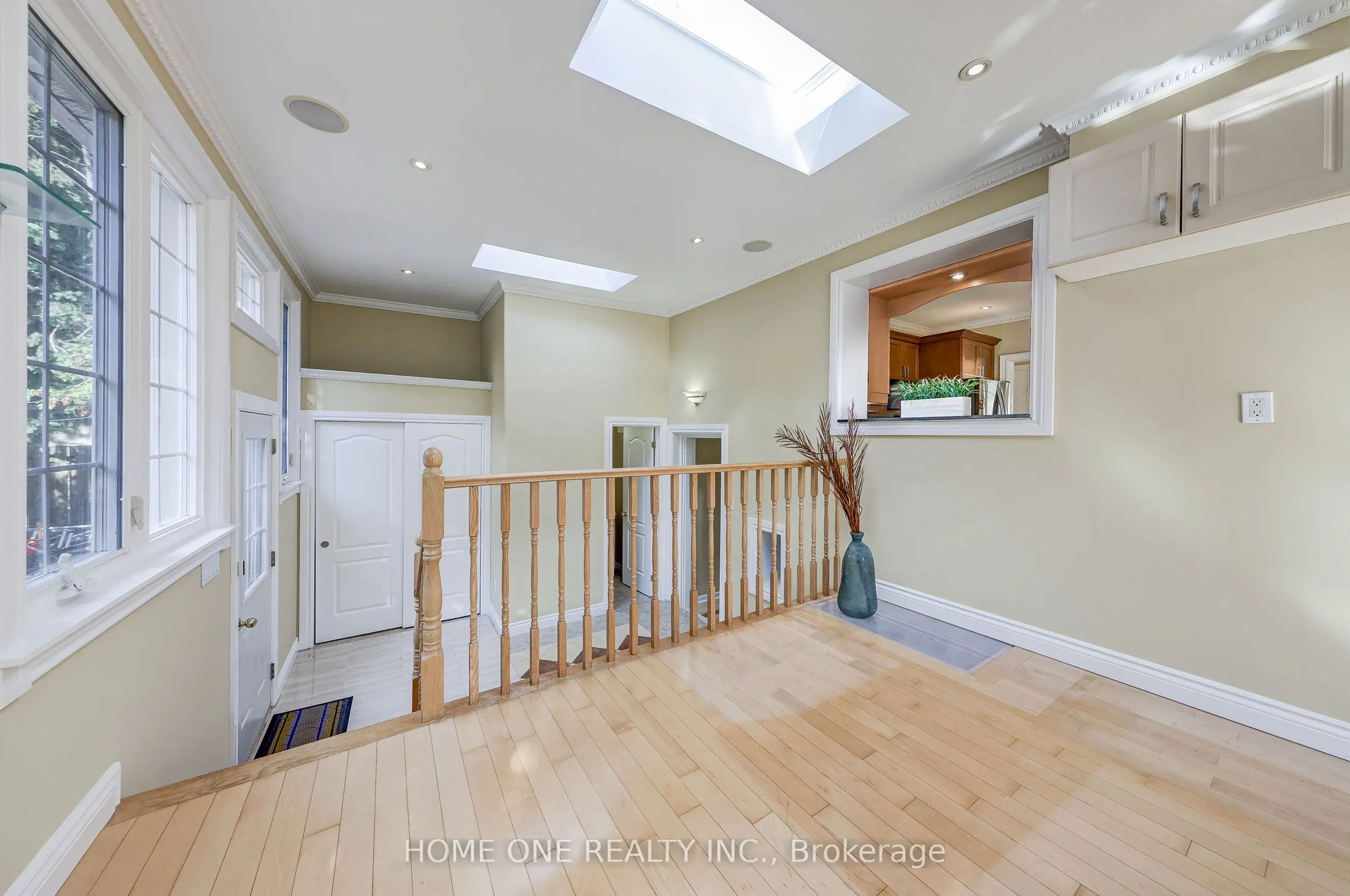 12 Lauralynn Crescent