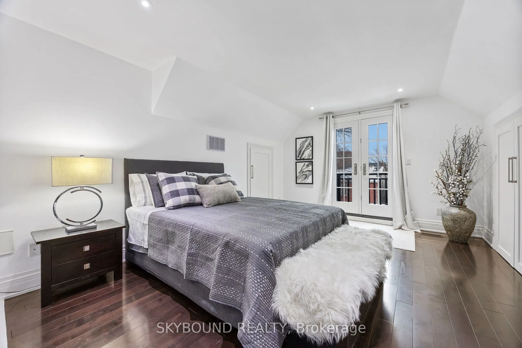 20 Fairview Boulevard