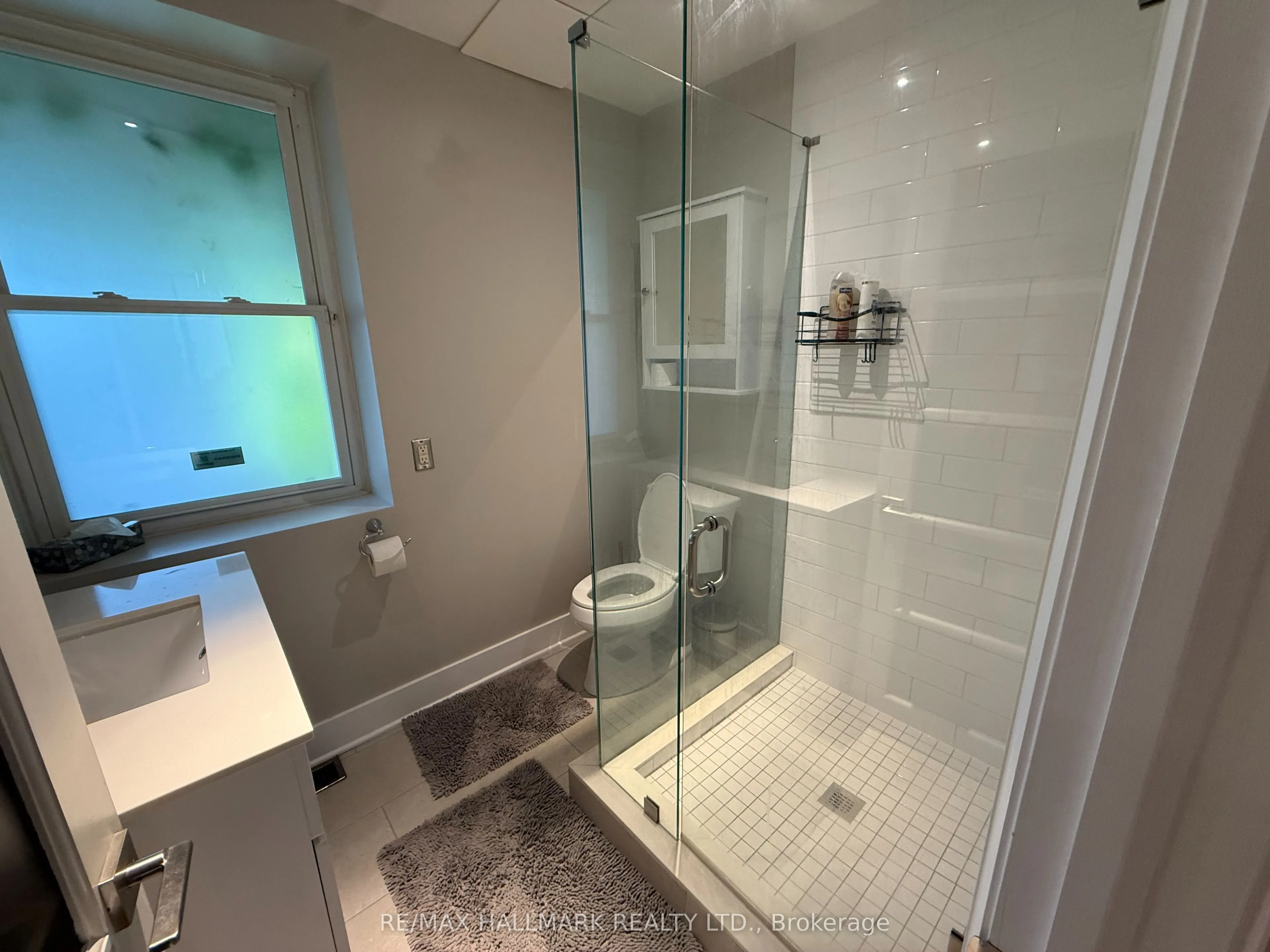 1926 Gerrard Street E