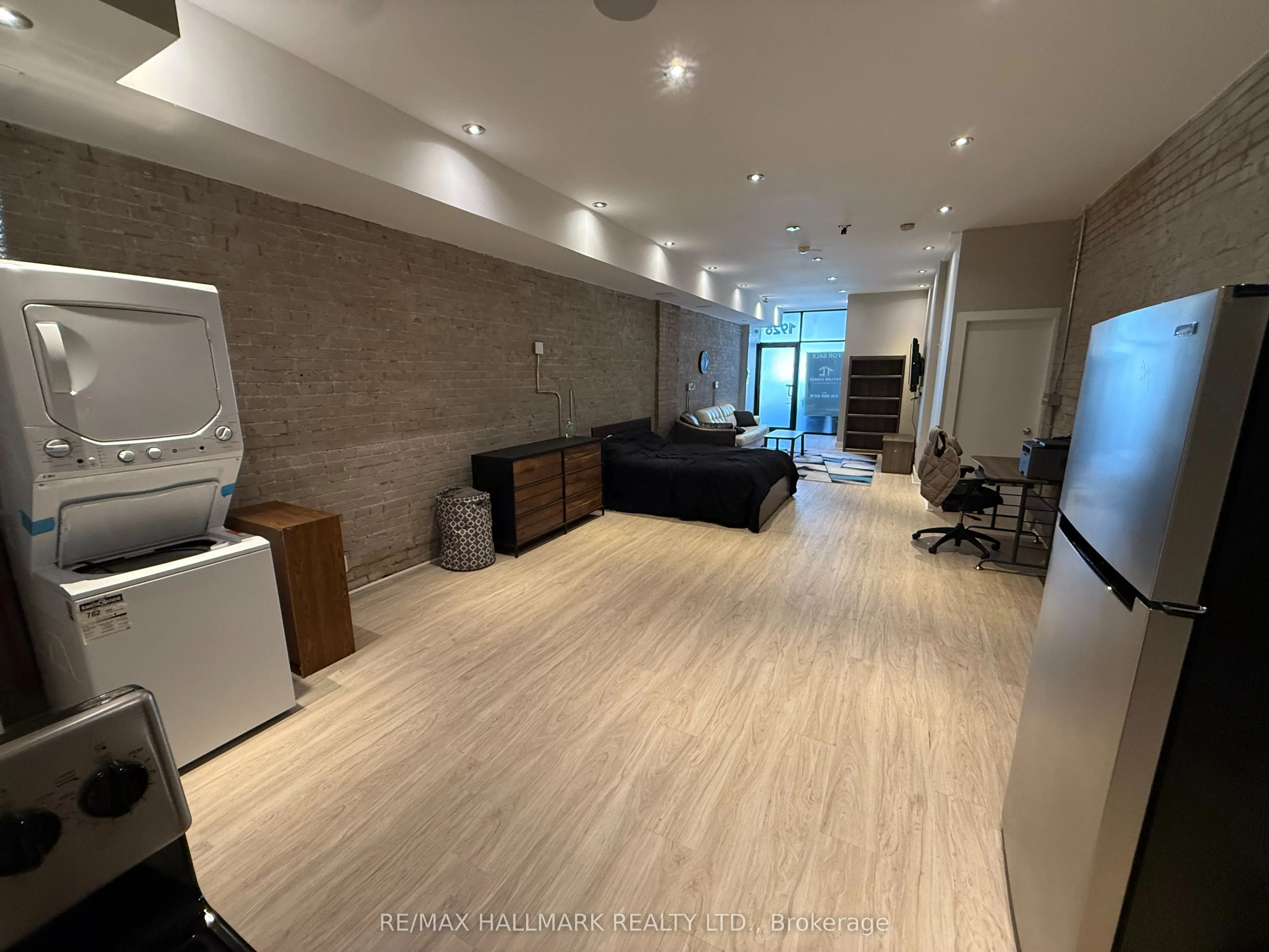 1926 Gerrard Street E