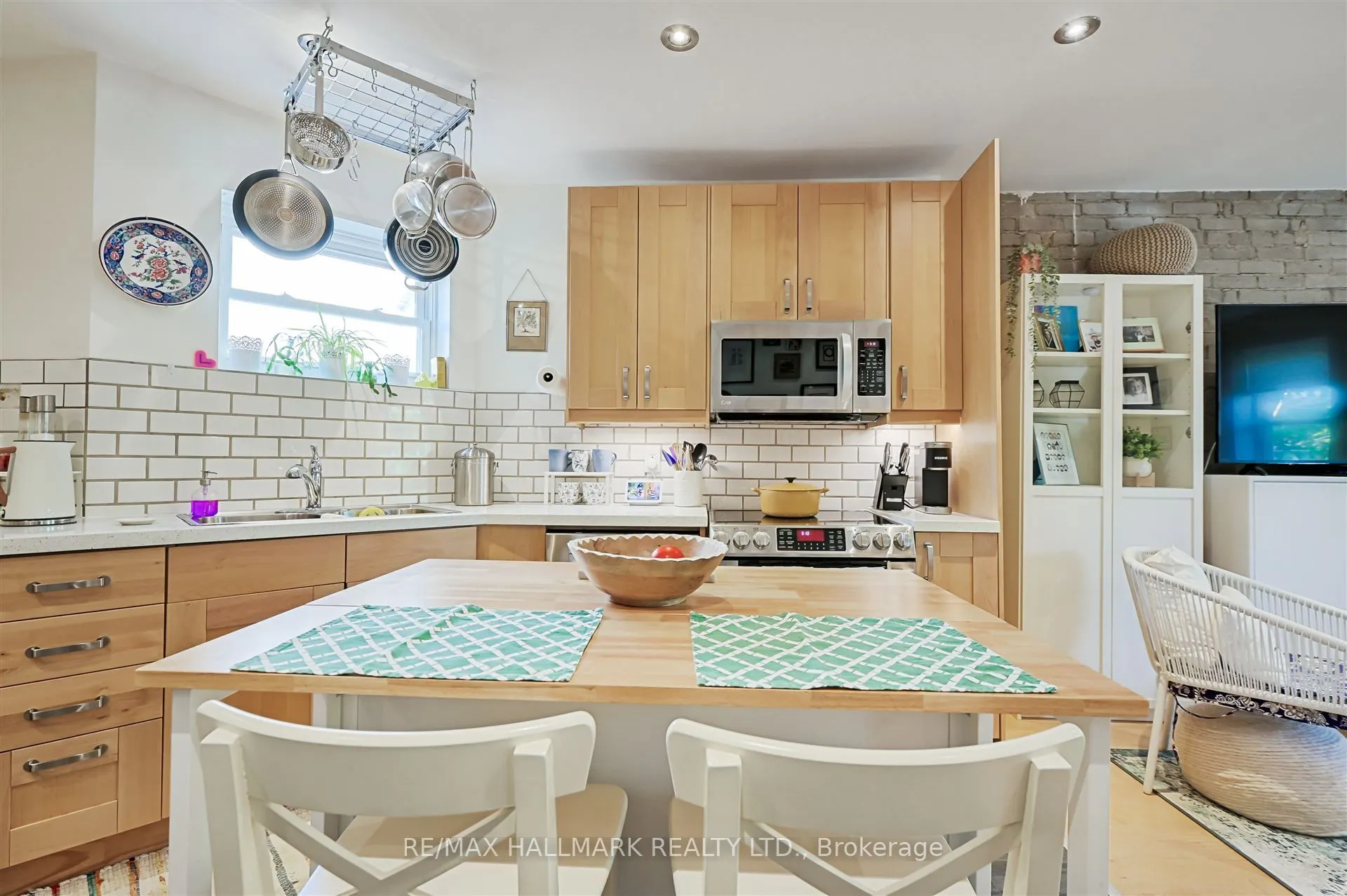 1926 Gerrard Street E