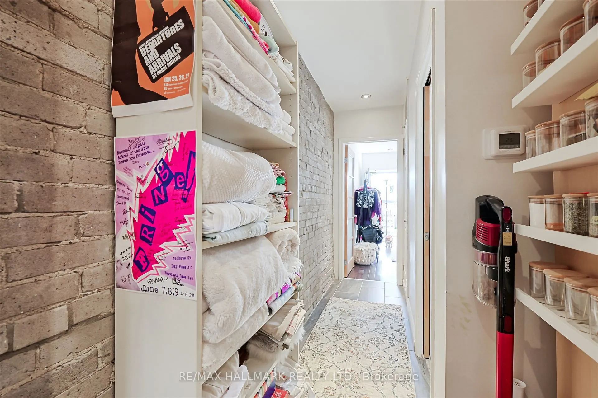 1926 Gerrard Street E