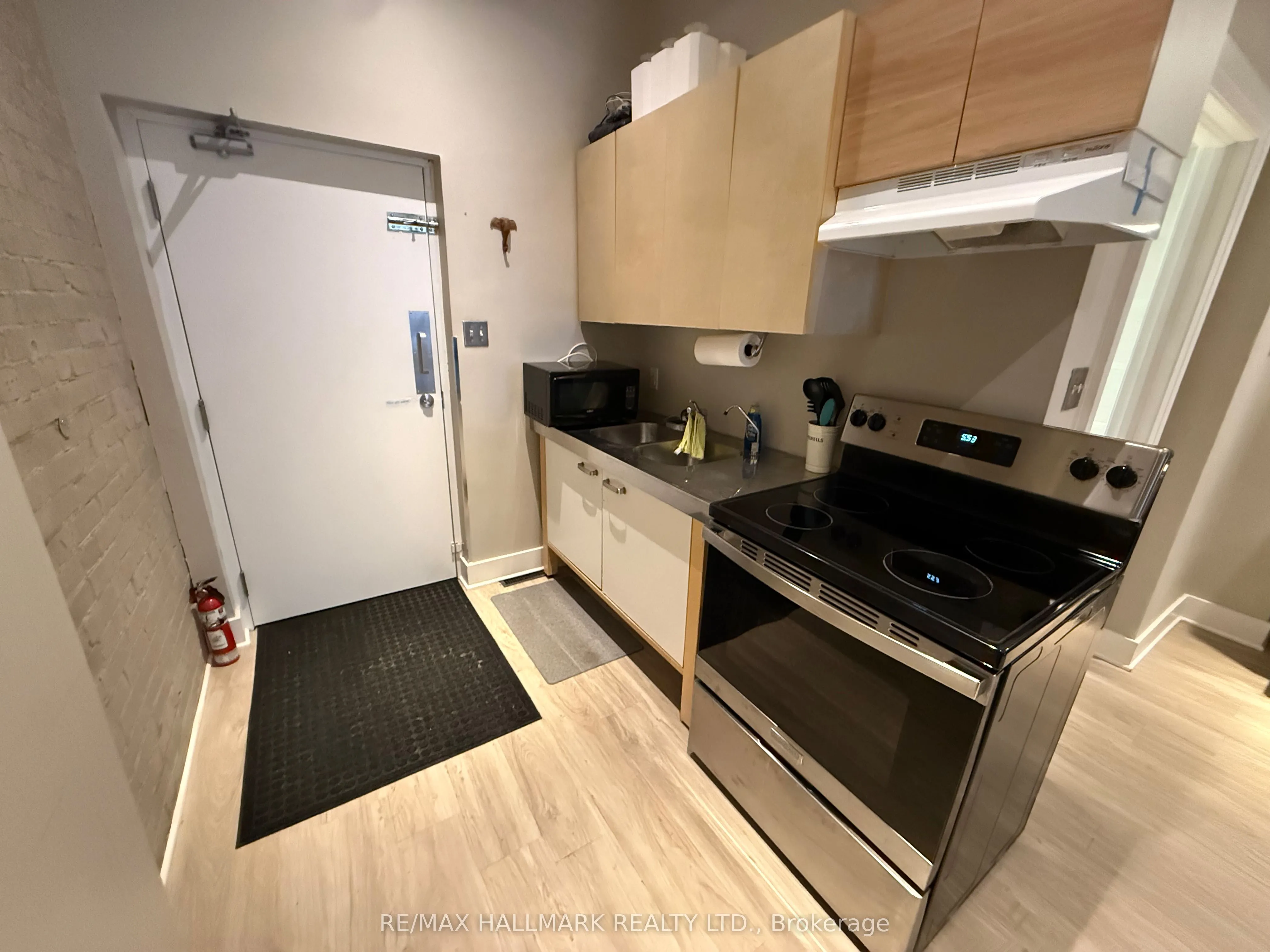 1926 Gerrard Street E