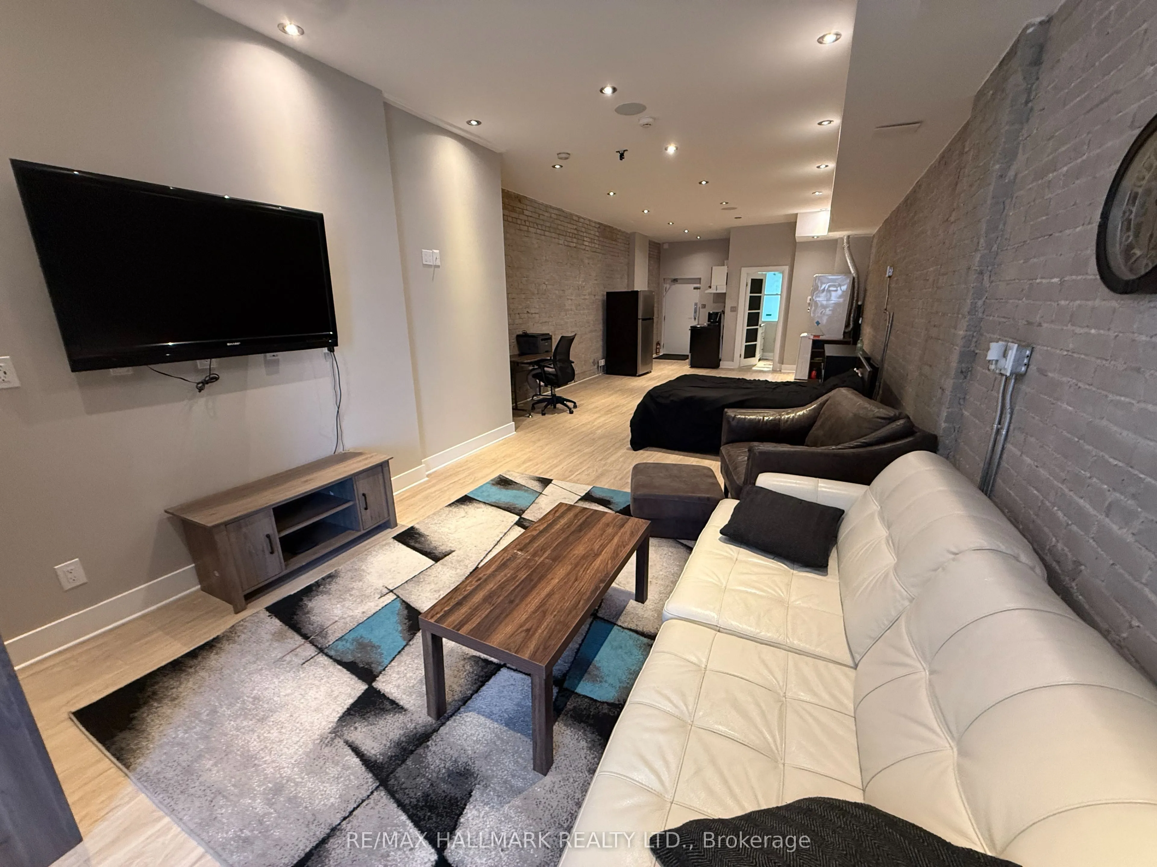 1926 Gerrard Street E