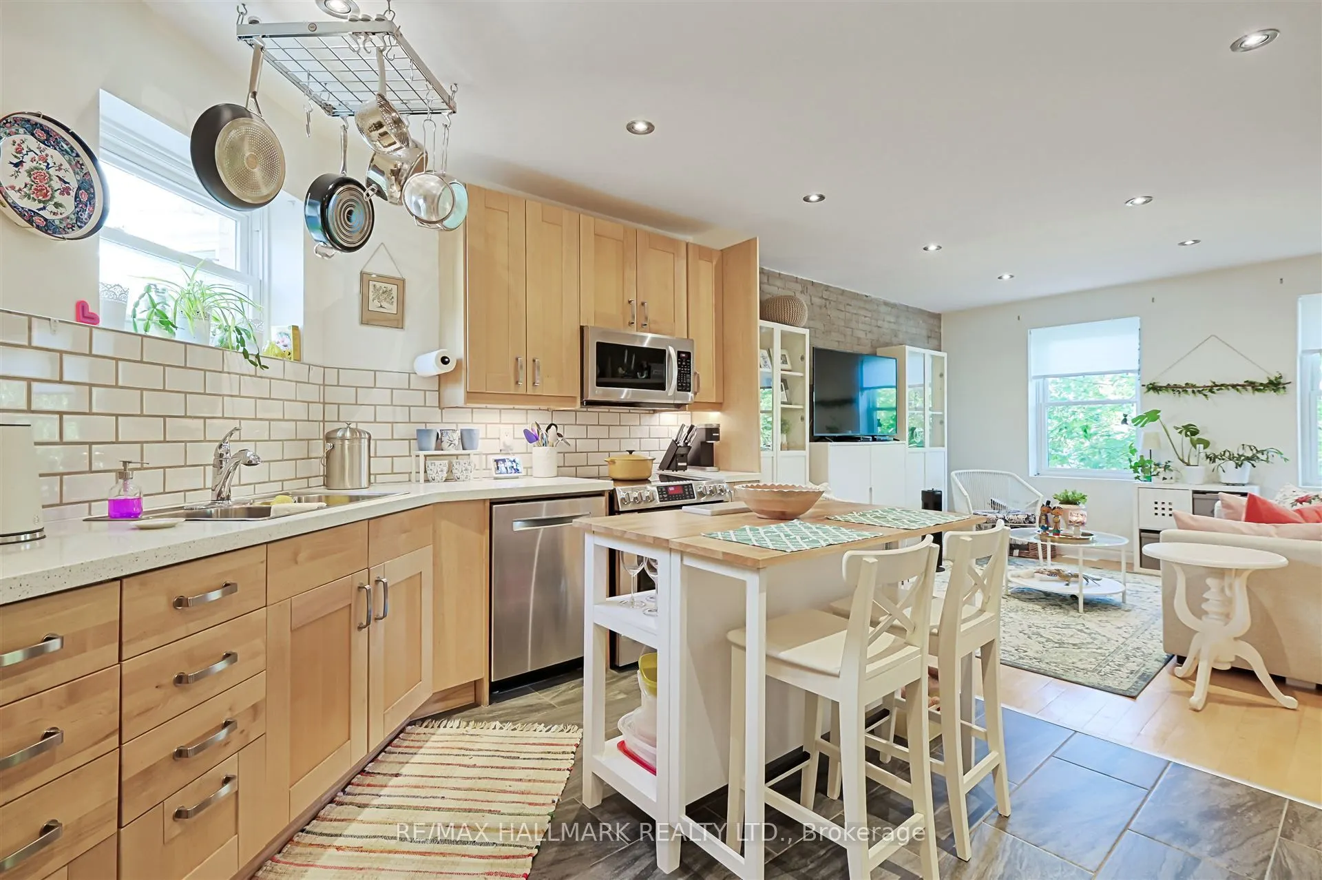 1926 Gerrard Street E