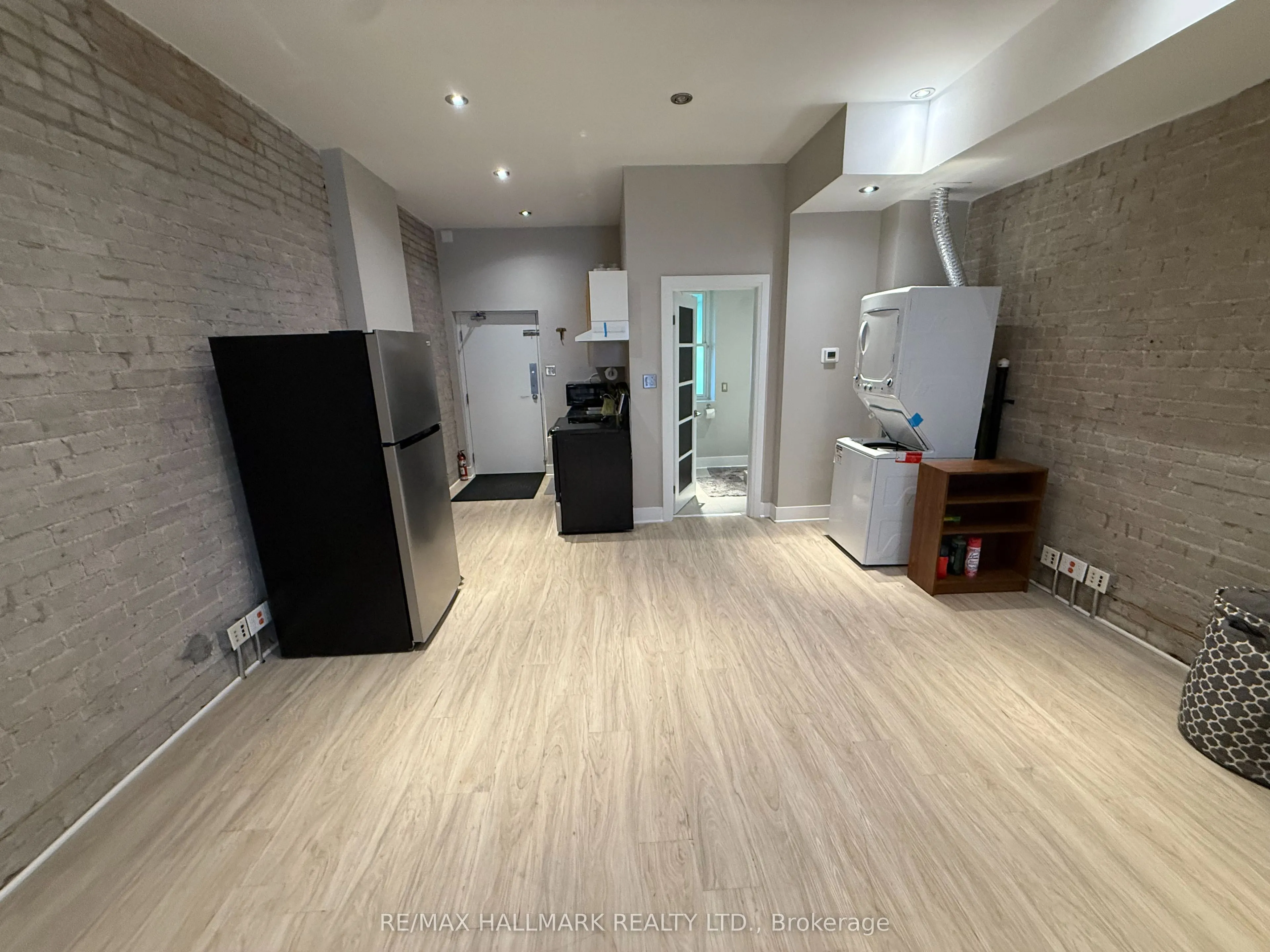 1926 Gerrard Street E