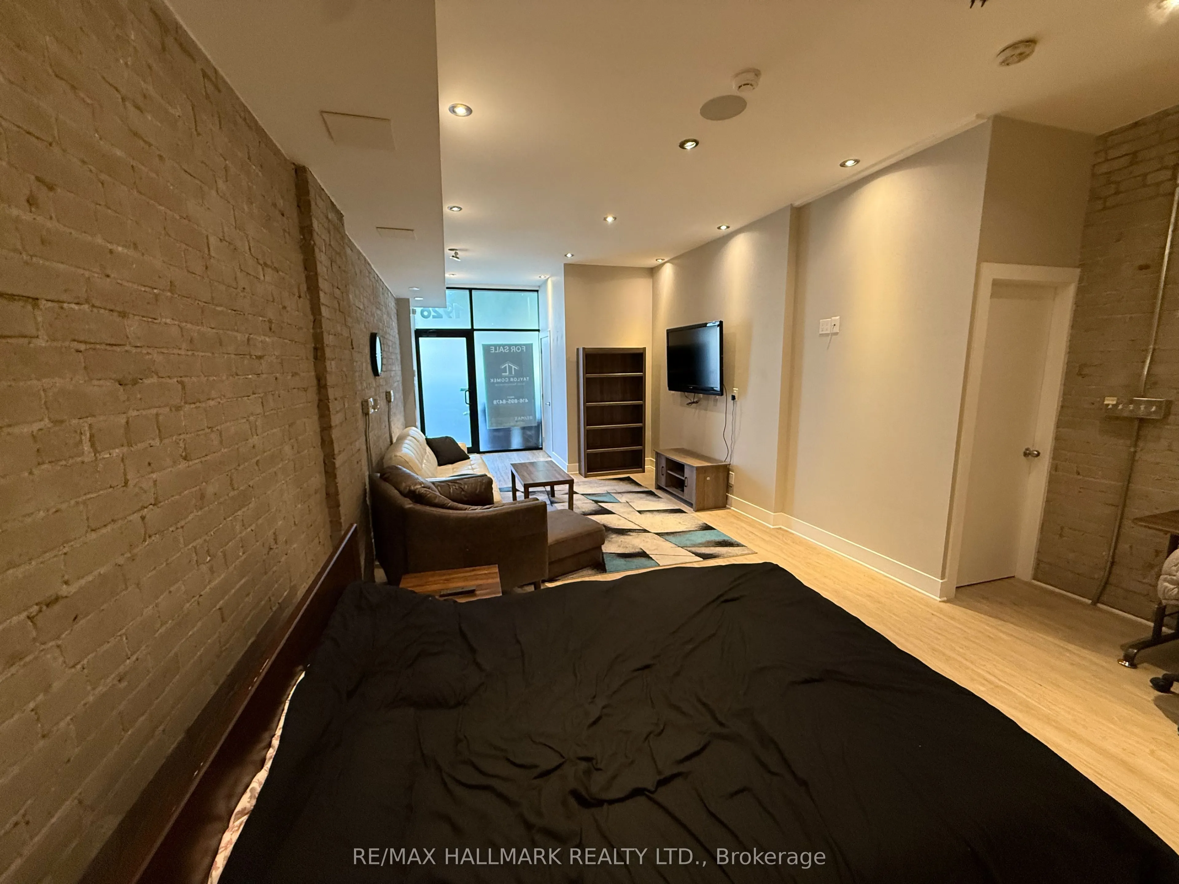 1926 Gerrard Street E