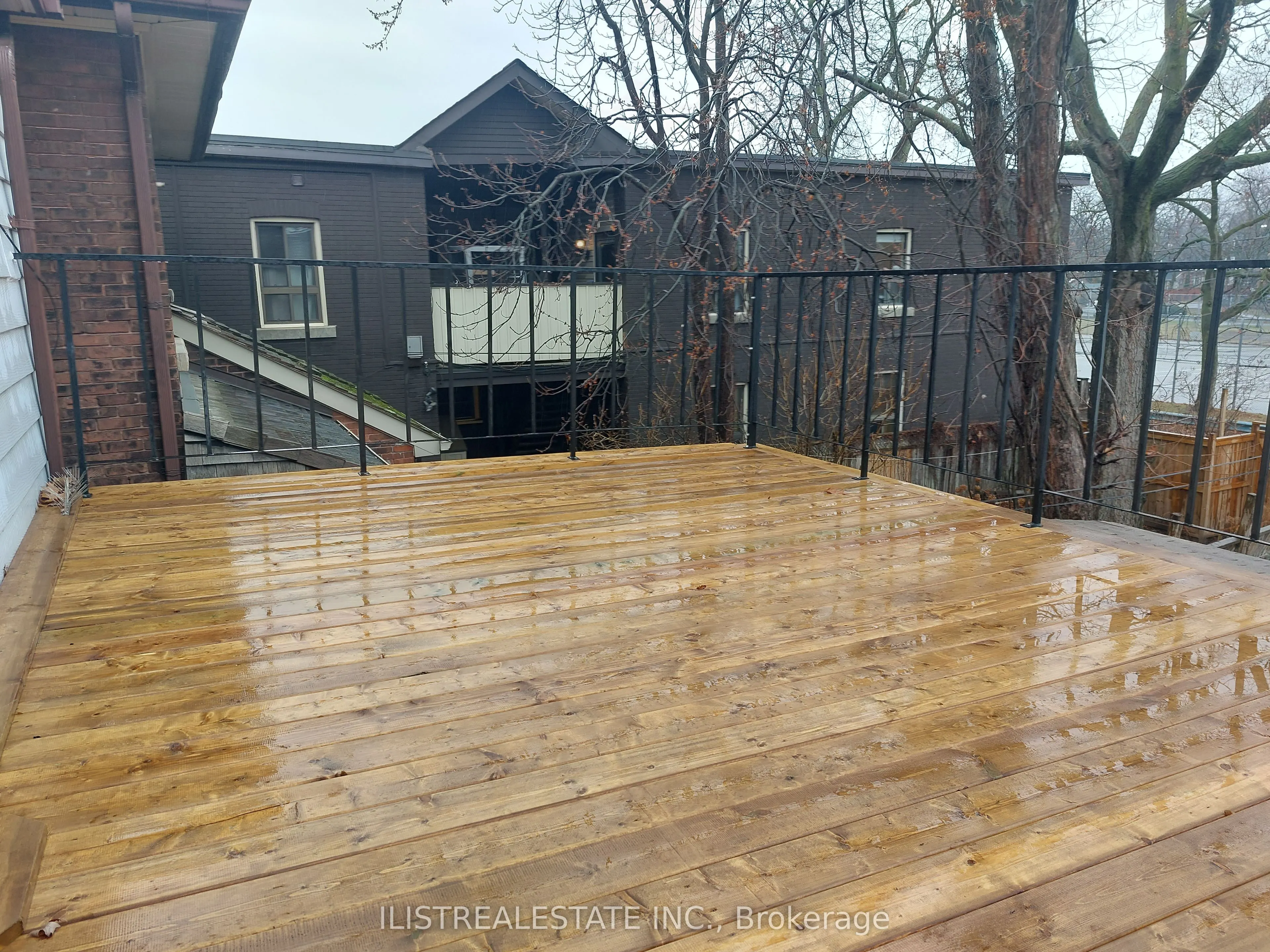 2143 Gerrard Street E, #Upper