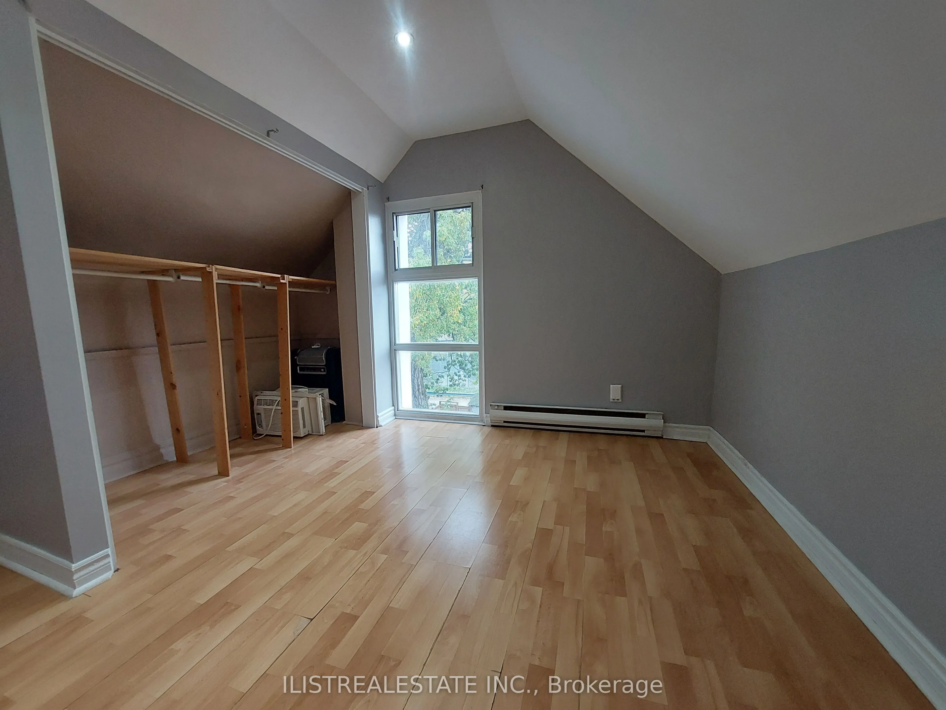 2143 Gerrard Street E, #Upper