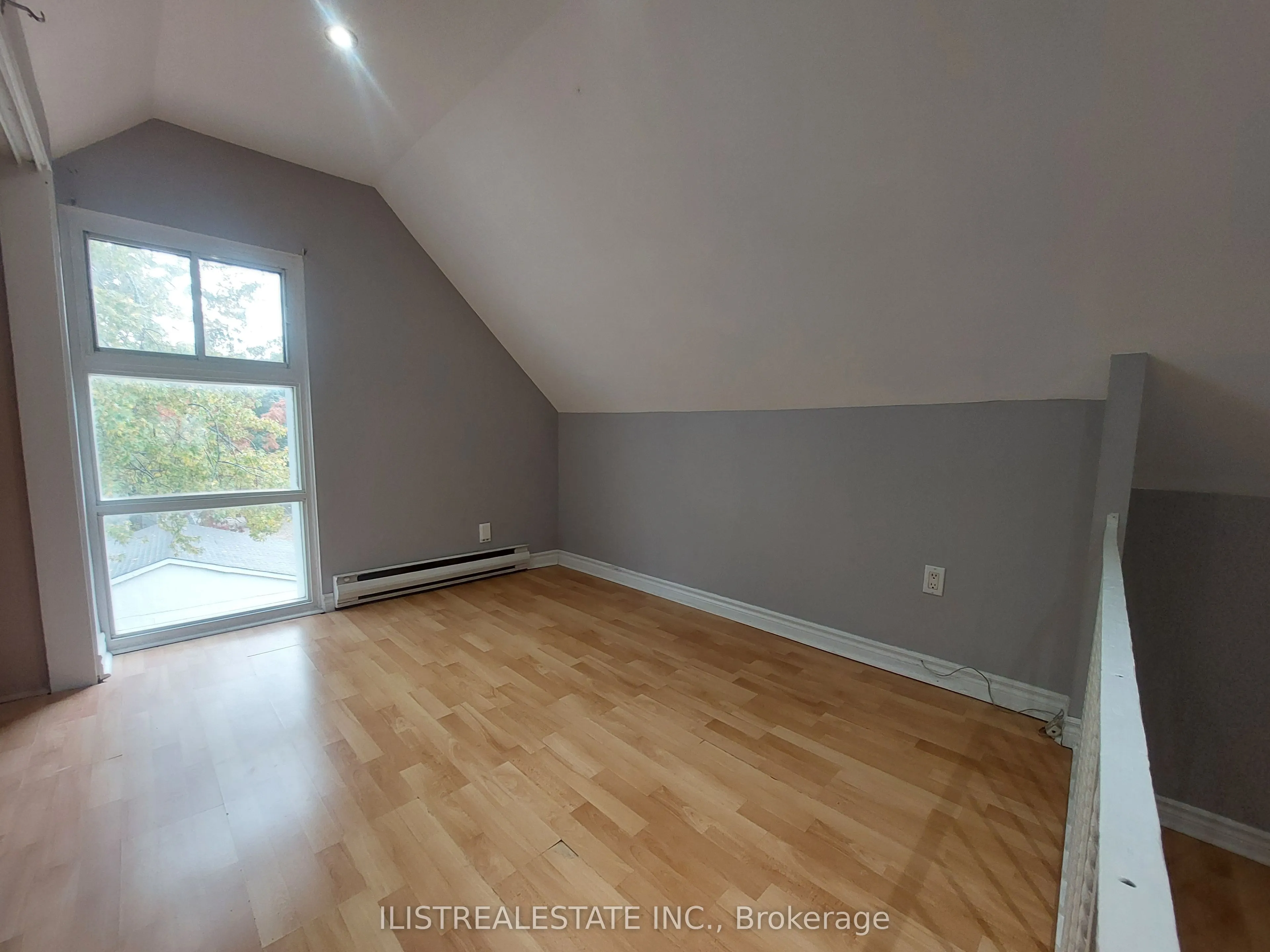 2143 Gerrard Street E, #Upper