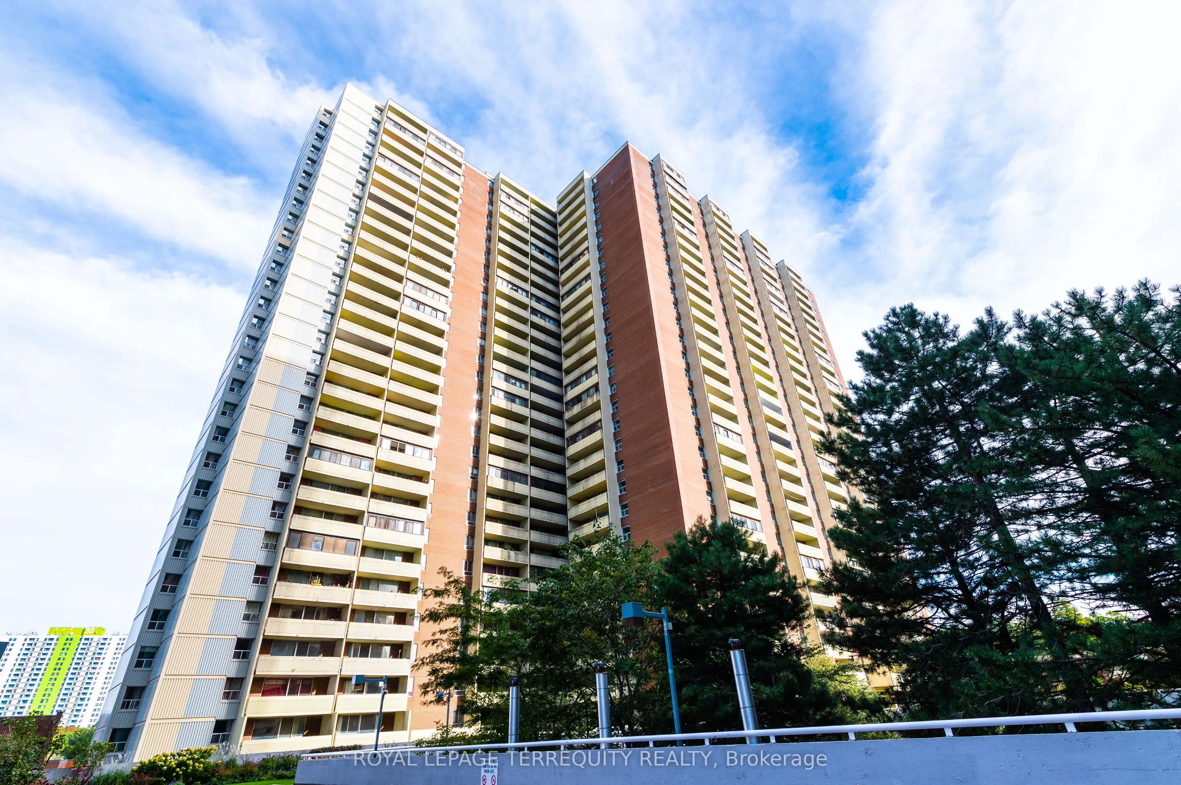 5 Massey Square, #2807