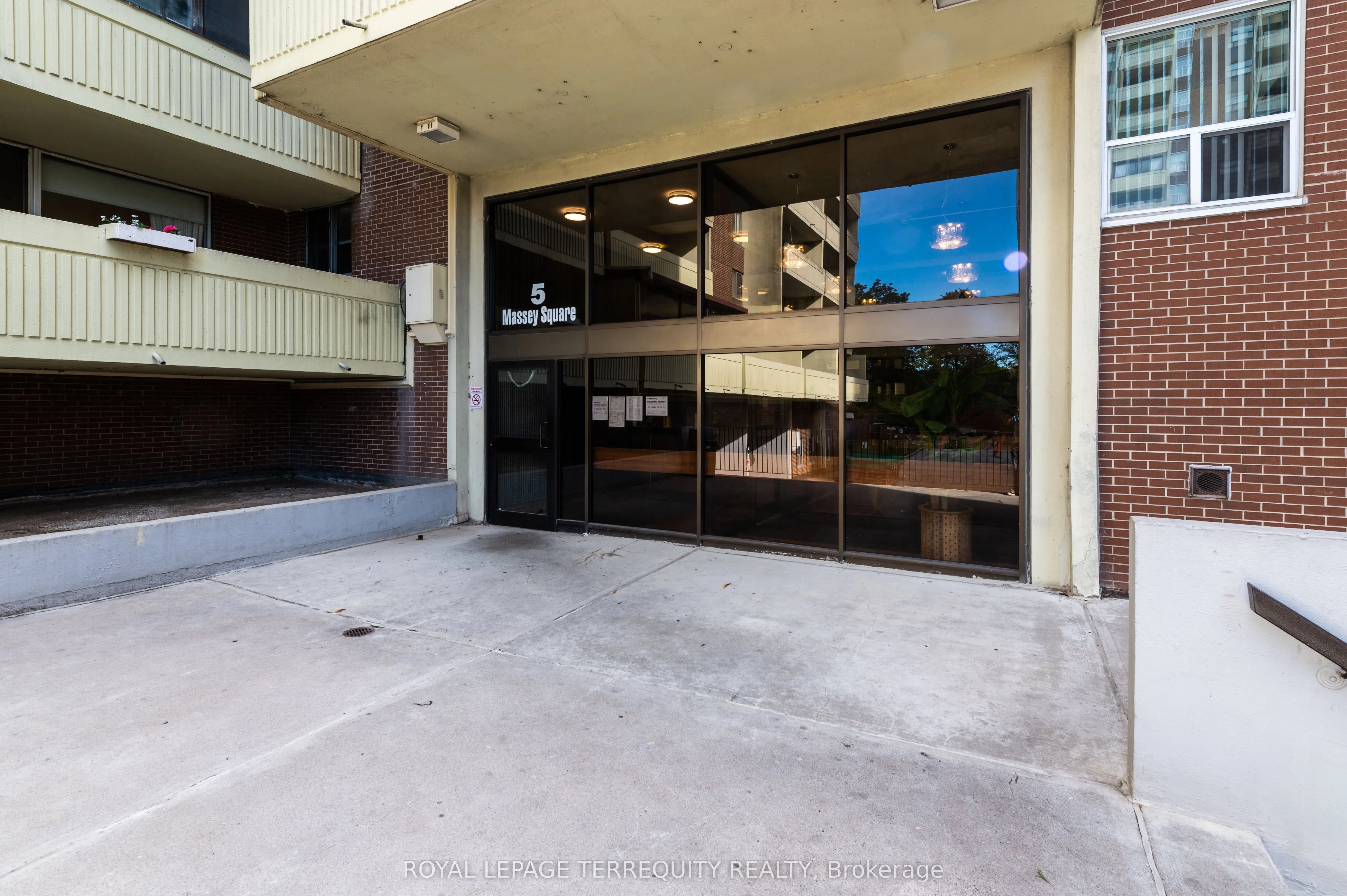 5 Massey Square, #2807