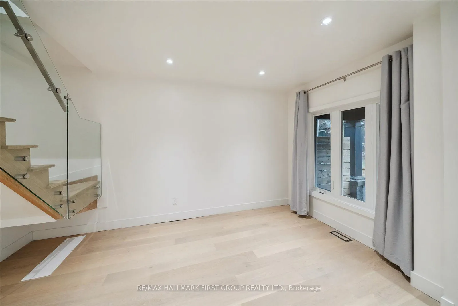 285 Rhodes Avenue, #Upper