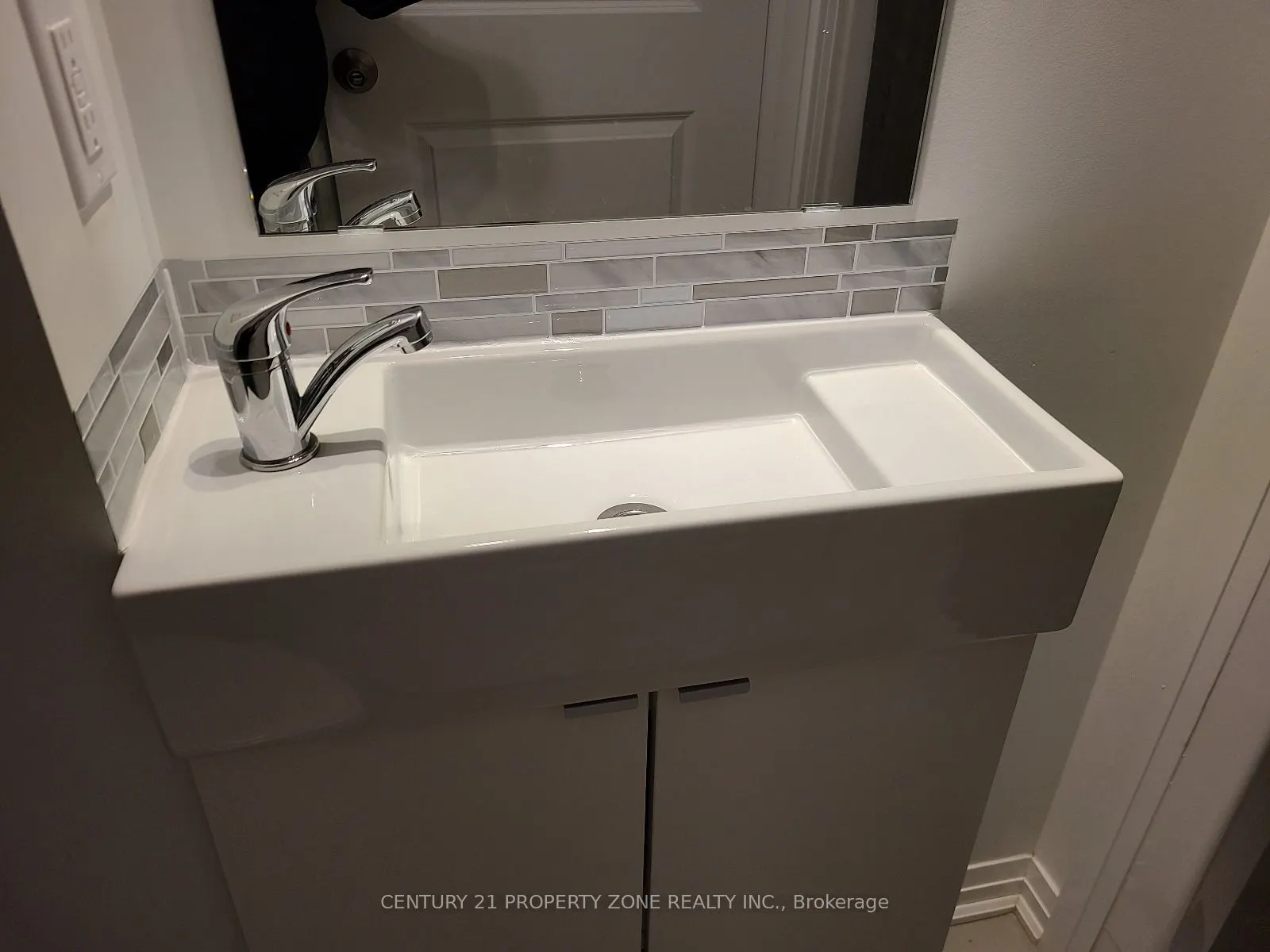 1900 Simcoe Street N, #639