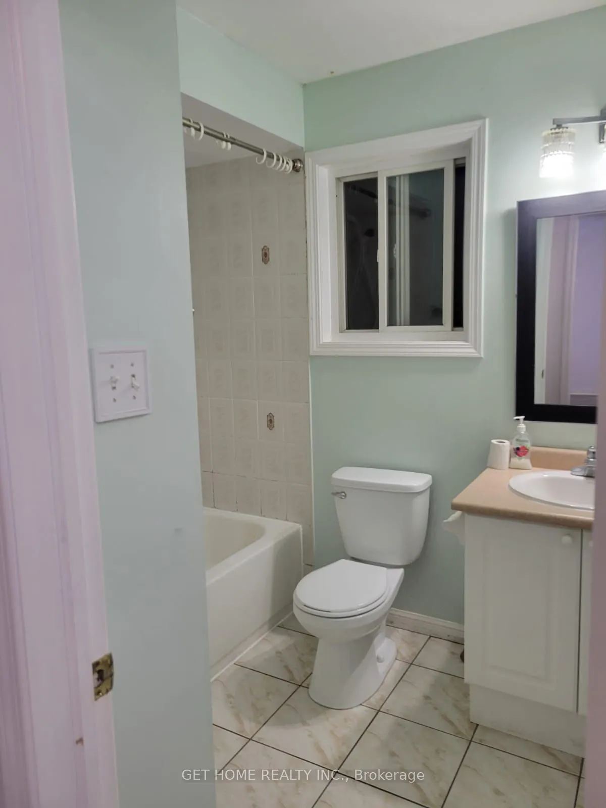 1548 Sarasota Crescent