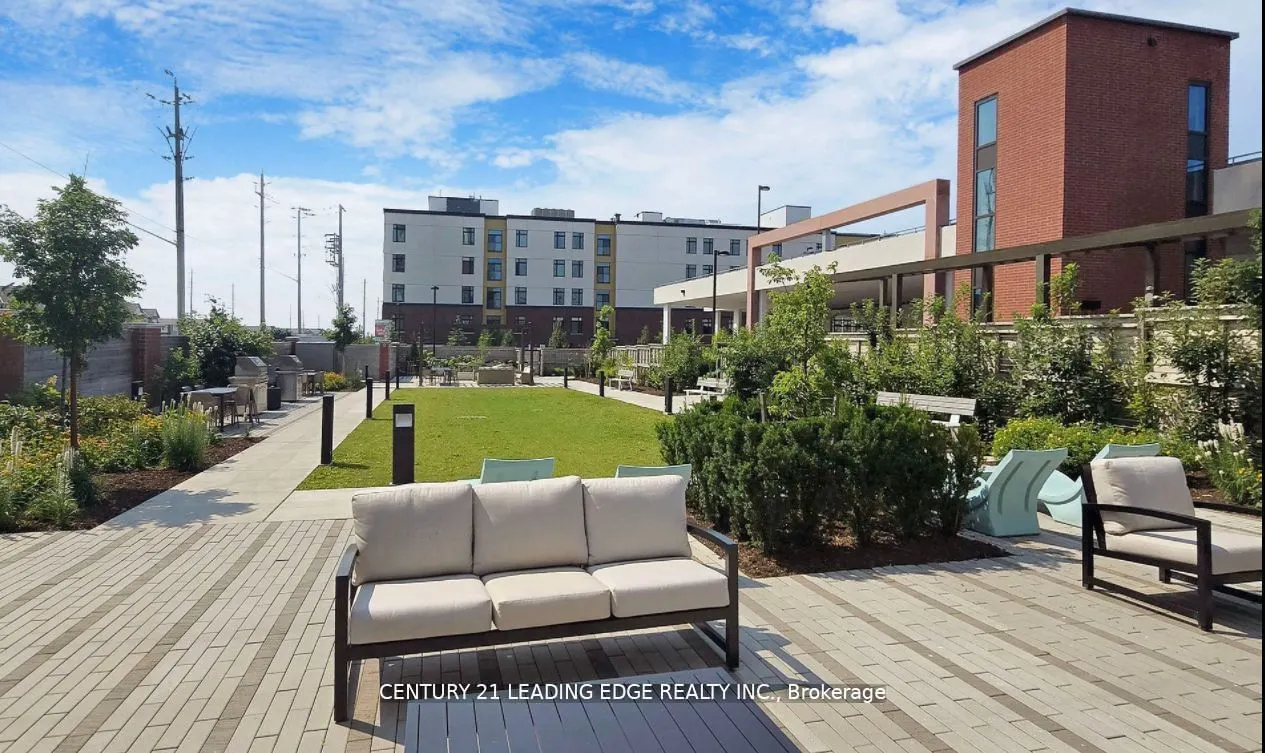 2550 Simcoe Street N, #320