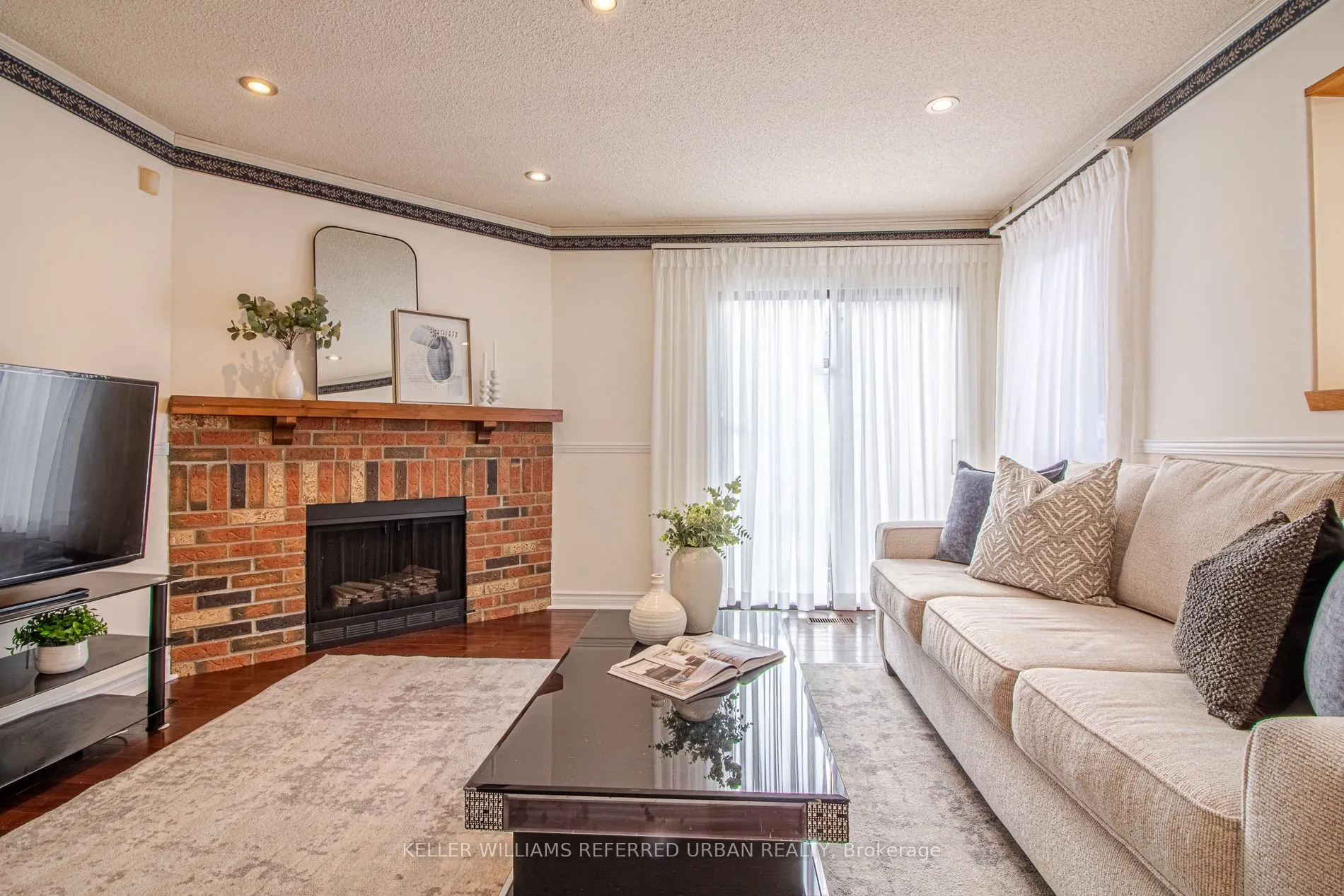 63 Holmbush Crescent