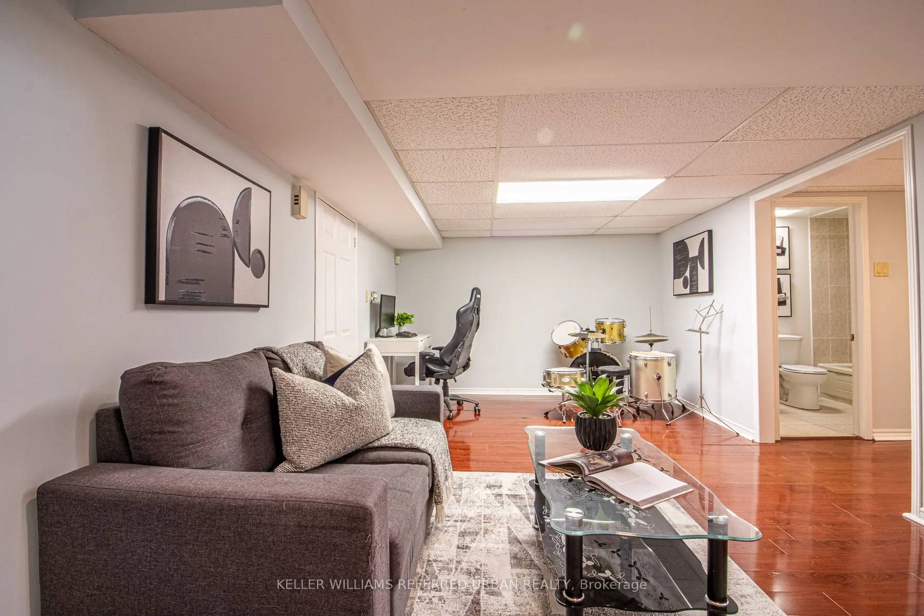 63 Holmbush Crescent