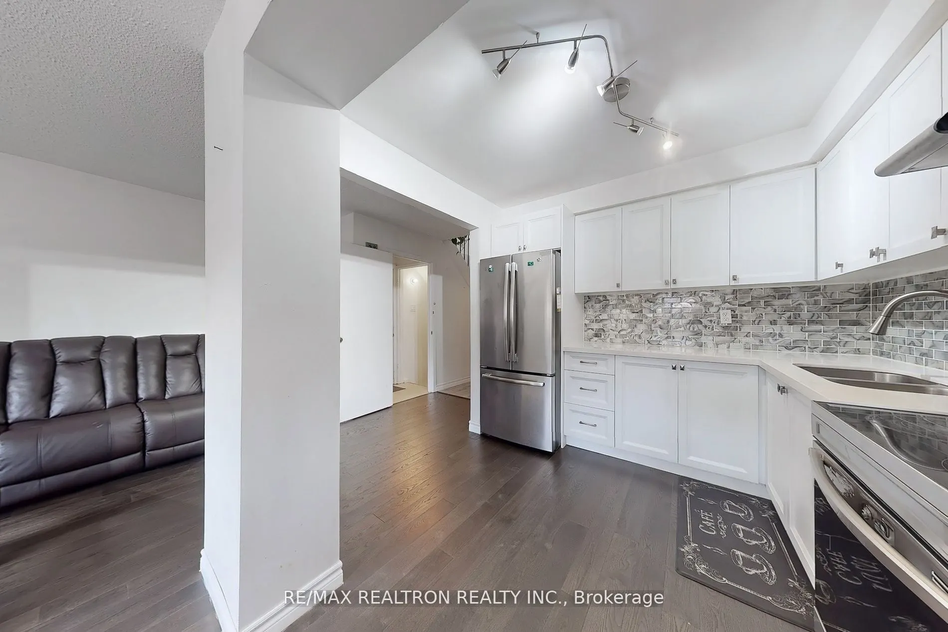 1121 Sandhurst Circle, #20