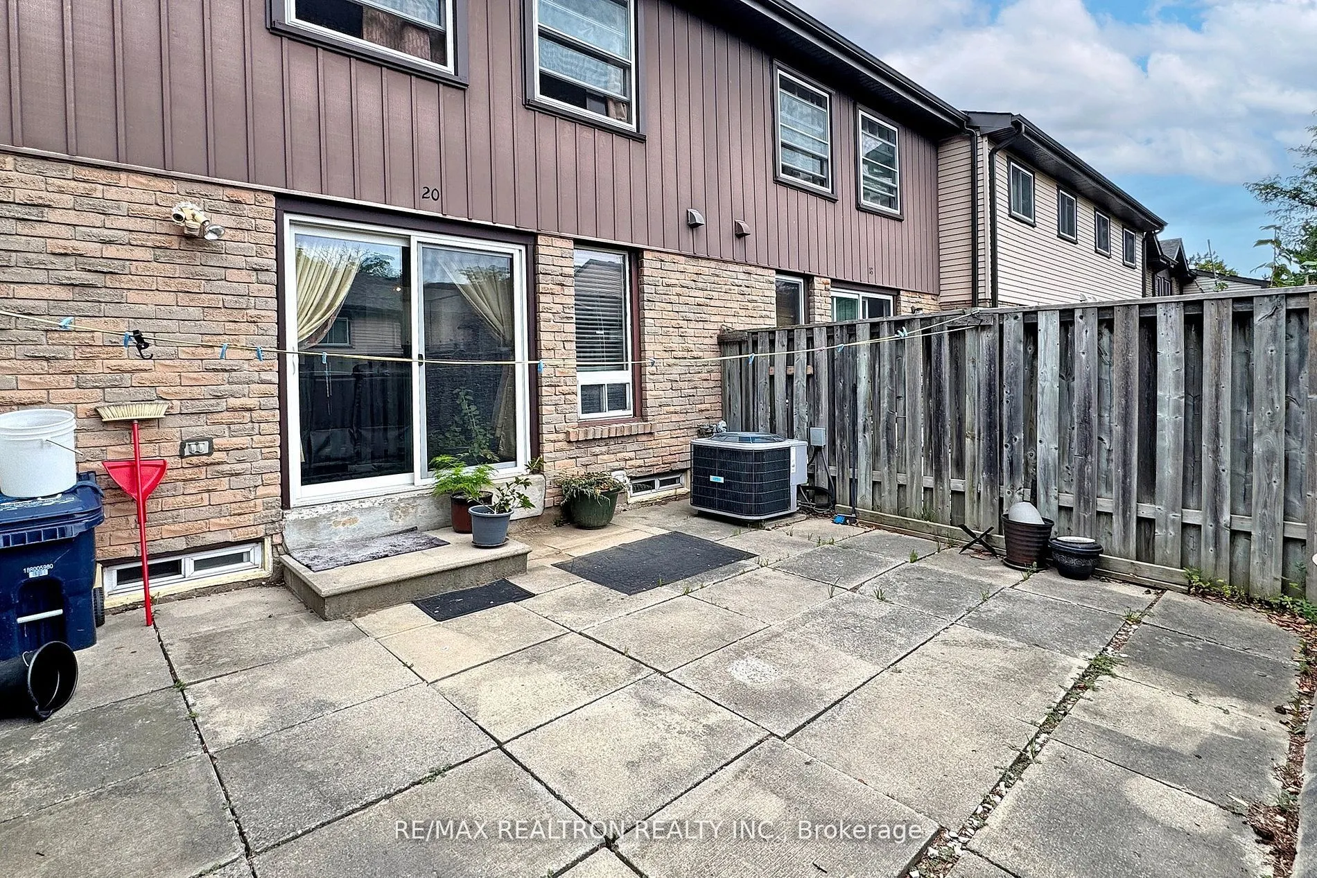 1121 Sandhurst Circle, #20