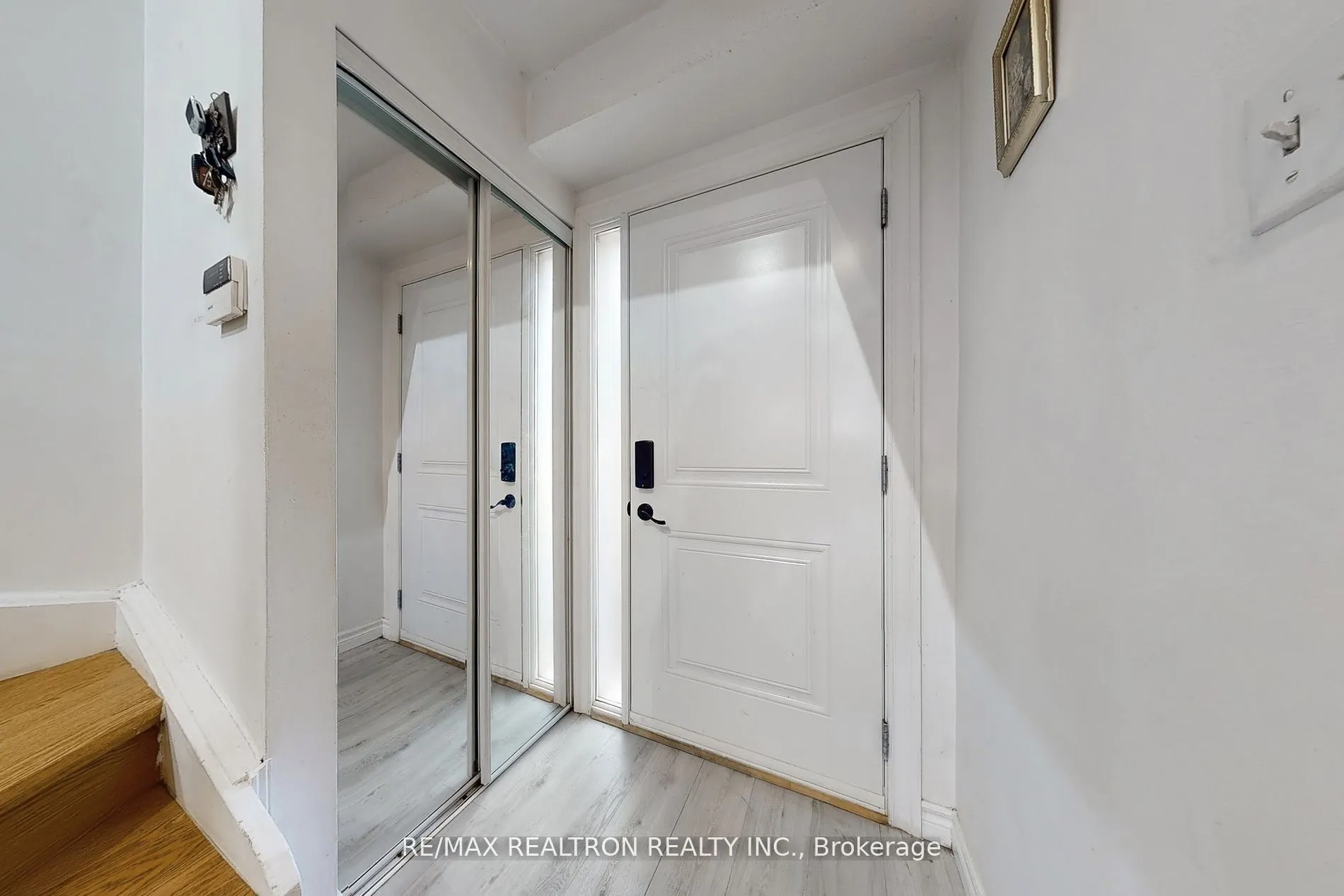 1121 Sandhurst Circle, #20