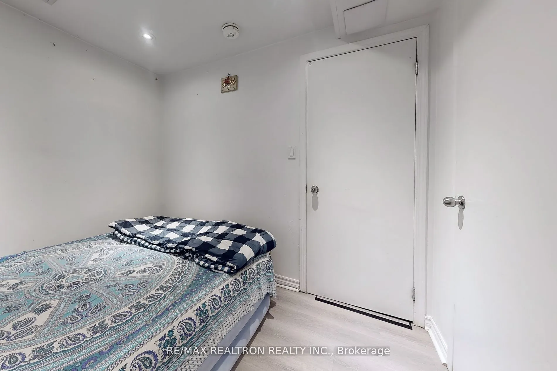 1121 Sandhurst Circle, #20