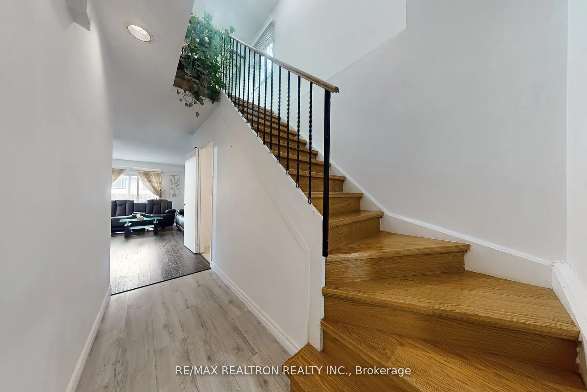 1121 Sandhurst Circle, #20