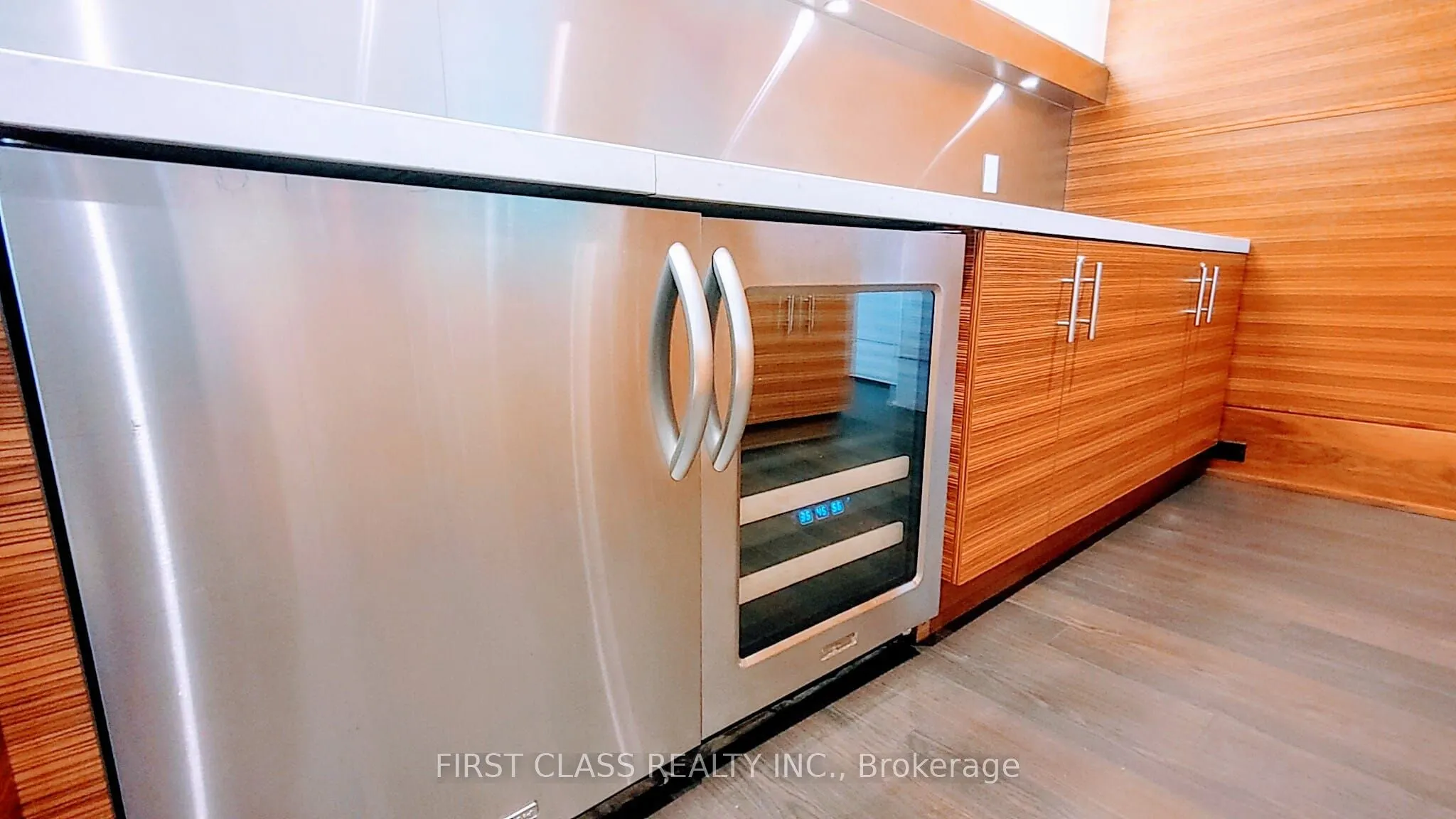 135 Village Green Square, #1616