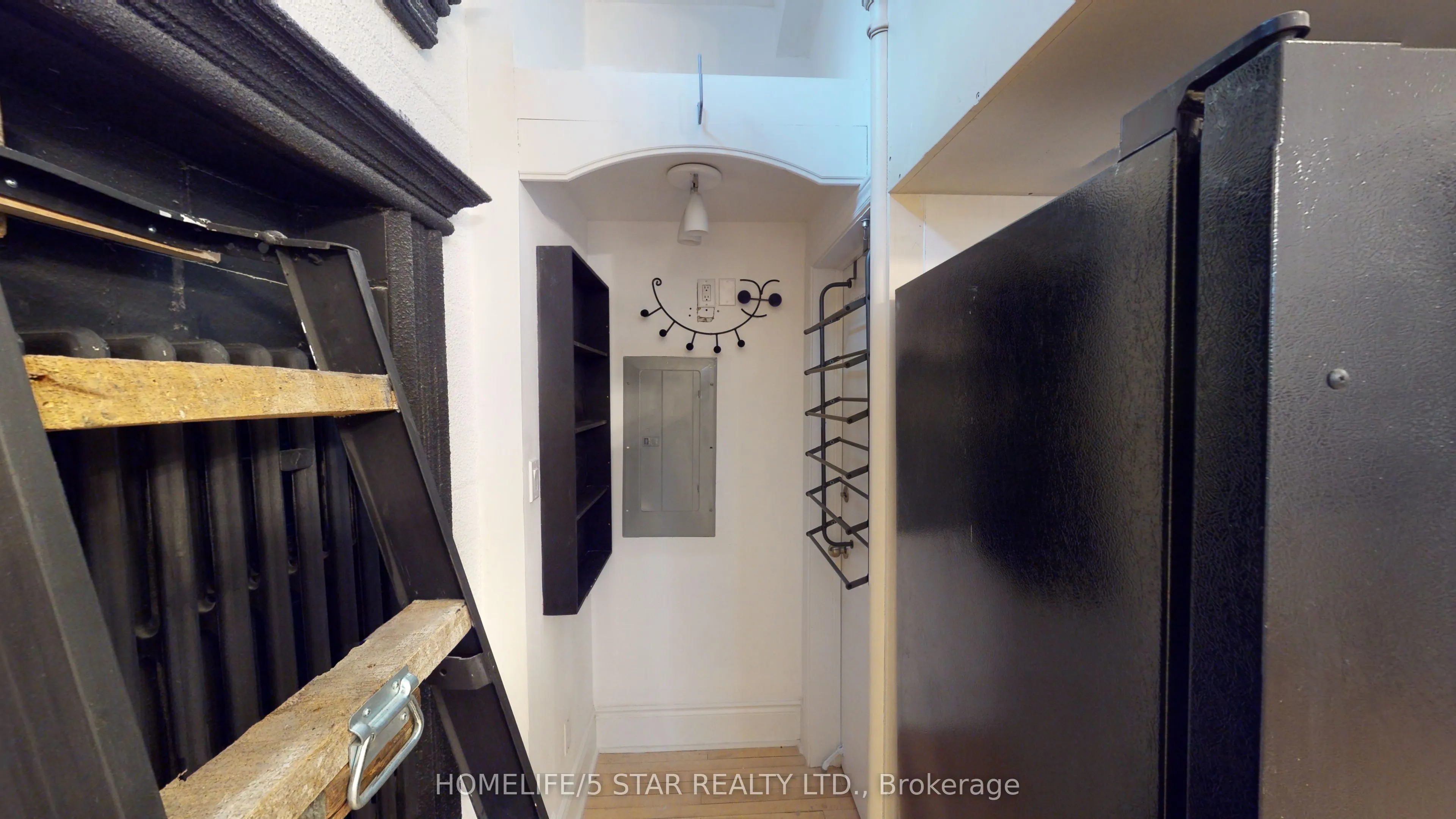 1152 Gerrard Street E, #208