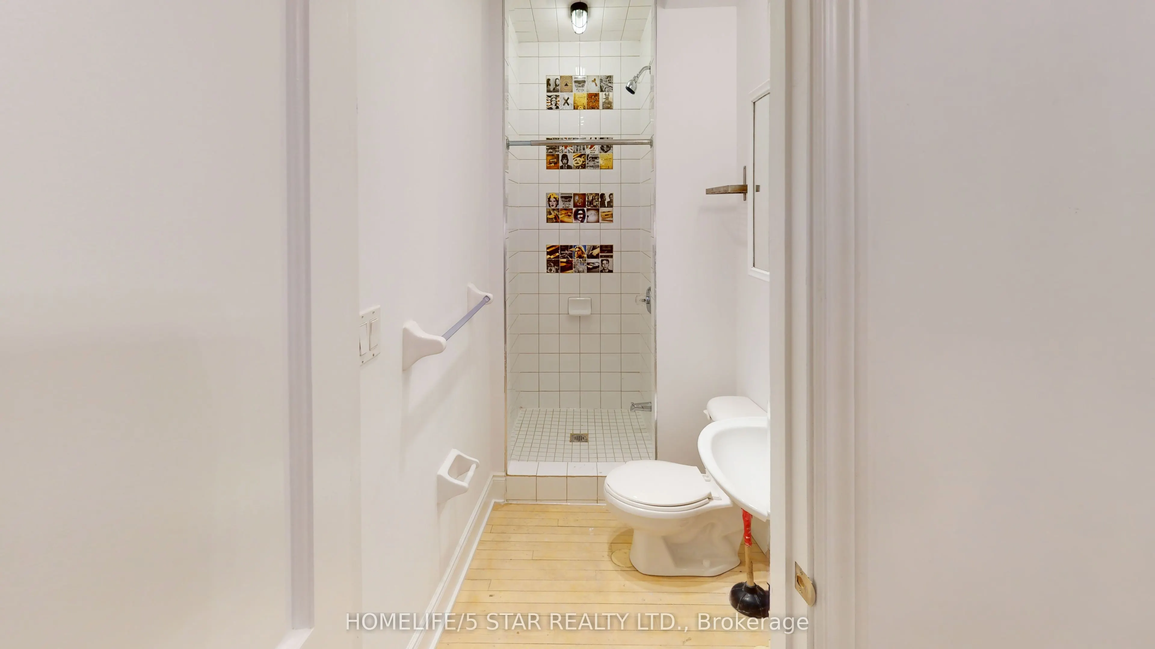 1152 Gerrard Street E, #208