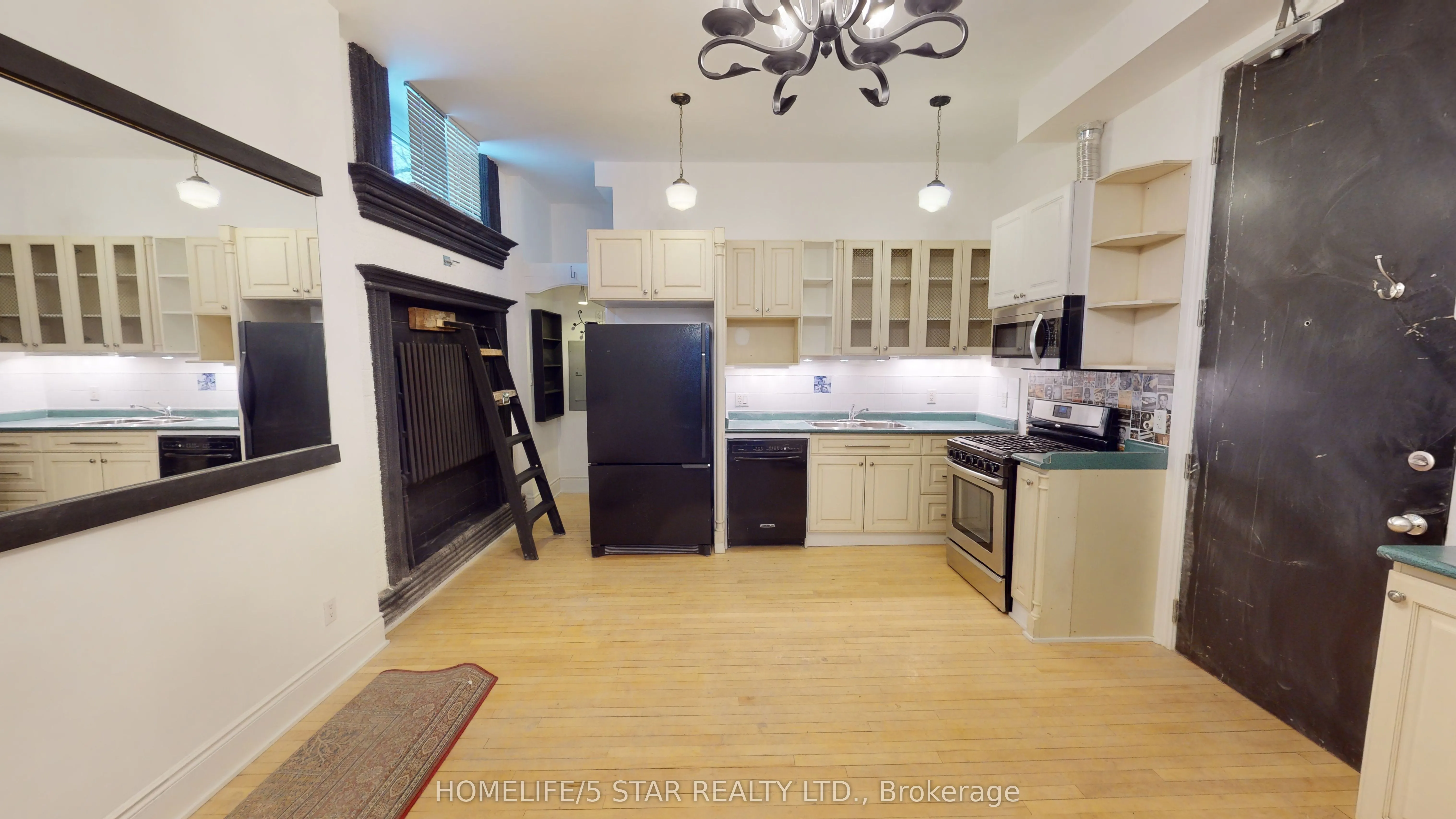 1152 Gerrard Street E, #208