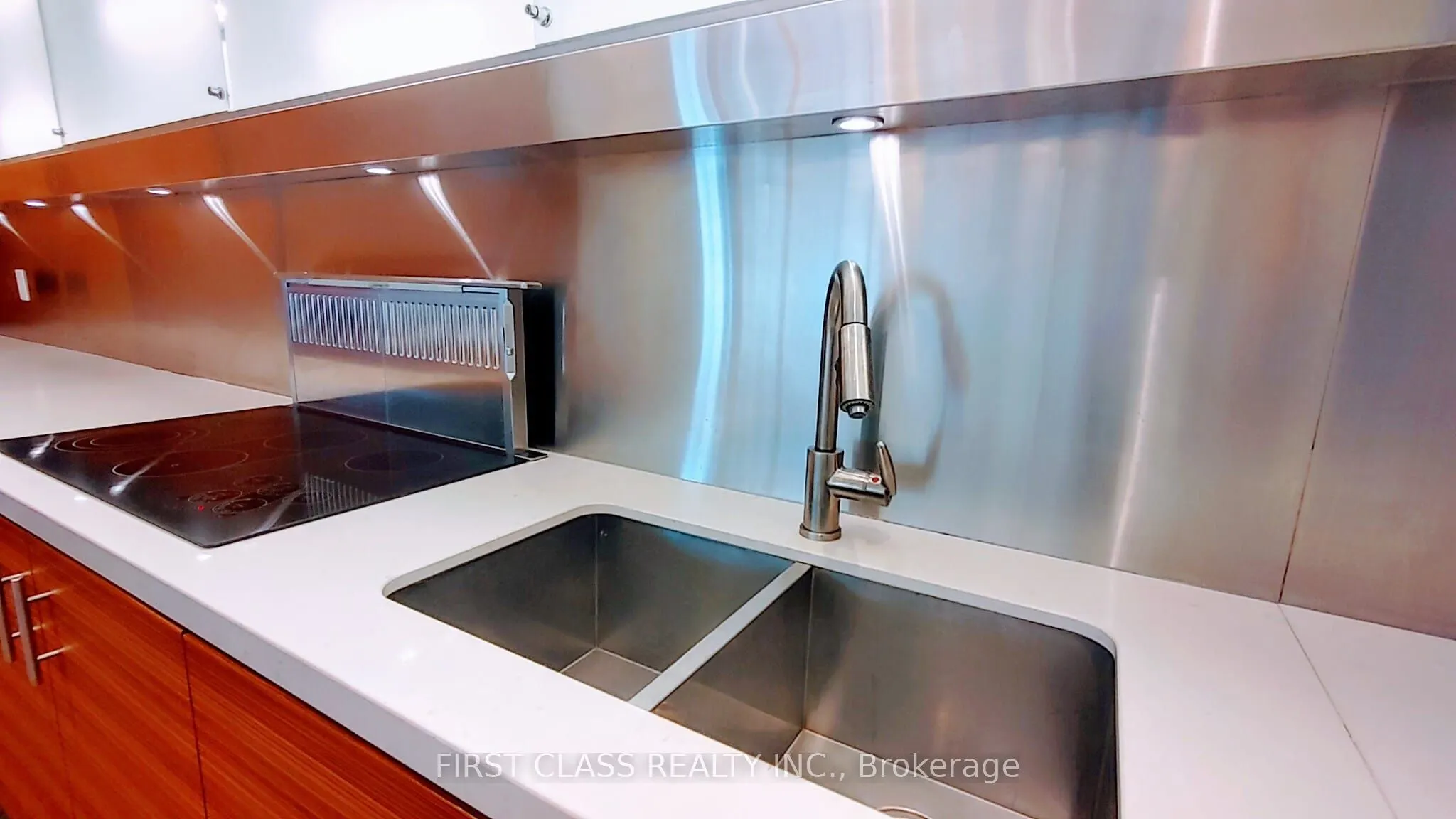 135 Village Green Square, #1616