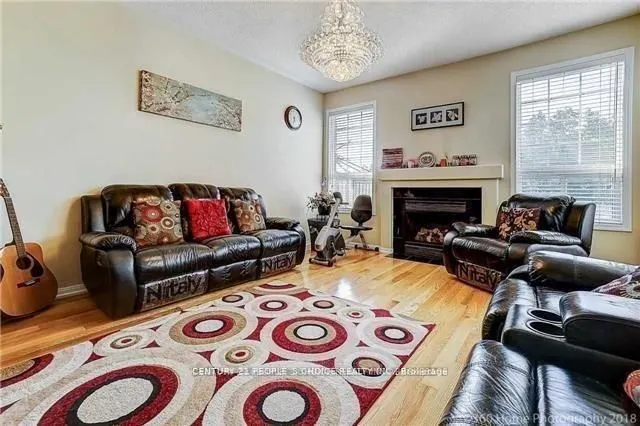 28 Meandering Trail E, #Main & 2nd Floor