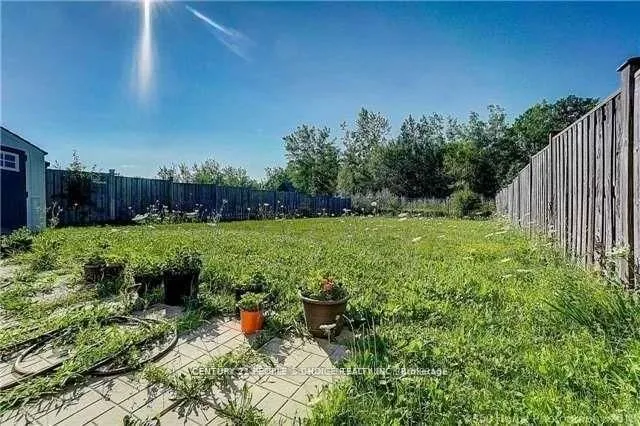 28 Meandering Trail E, #Main & 2nd Floor