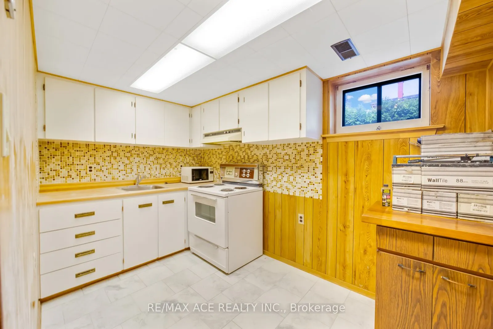 96 Invergordon Avenue