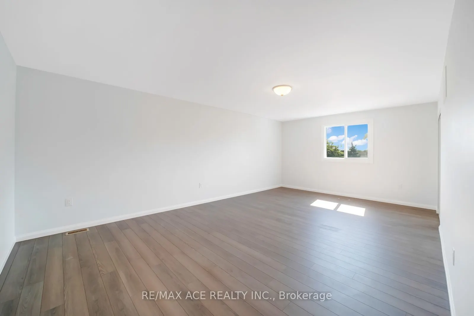 96 Invergordon Avenue