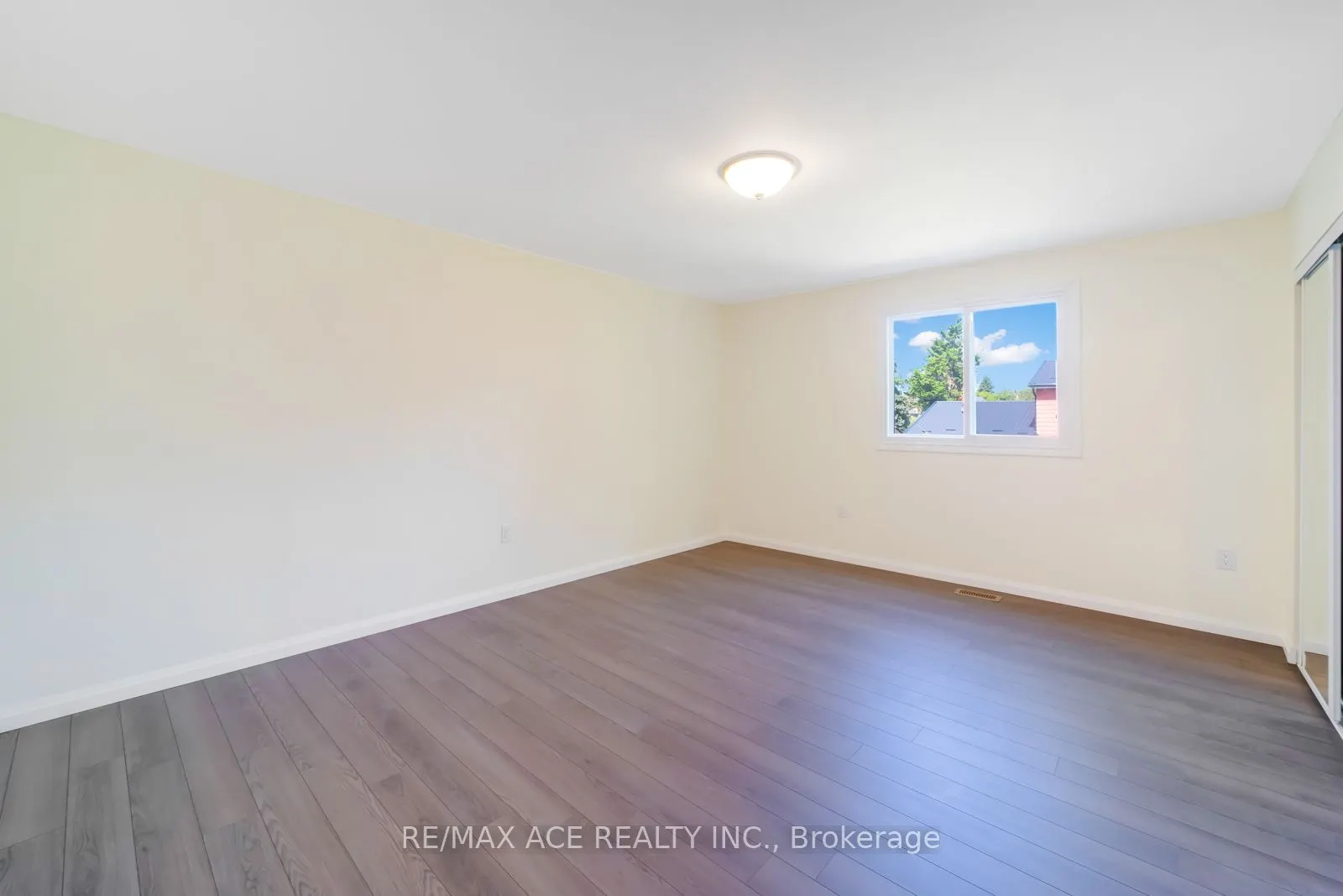 96 Invergordon Avenue