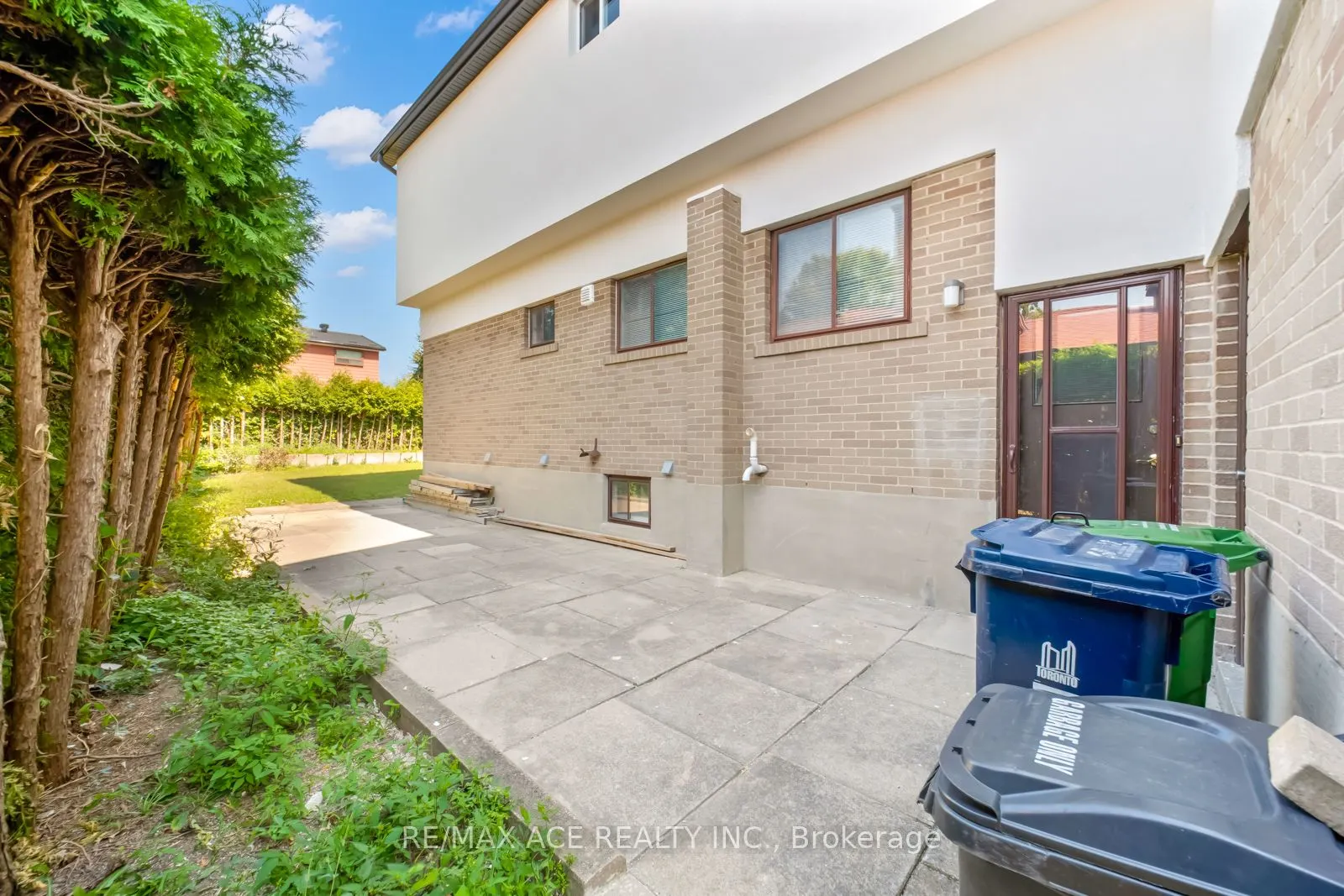 96 Invergordon Avenue