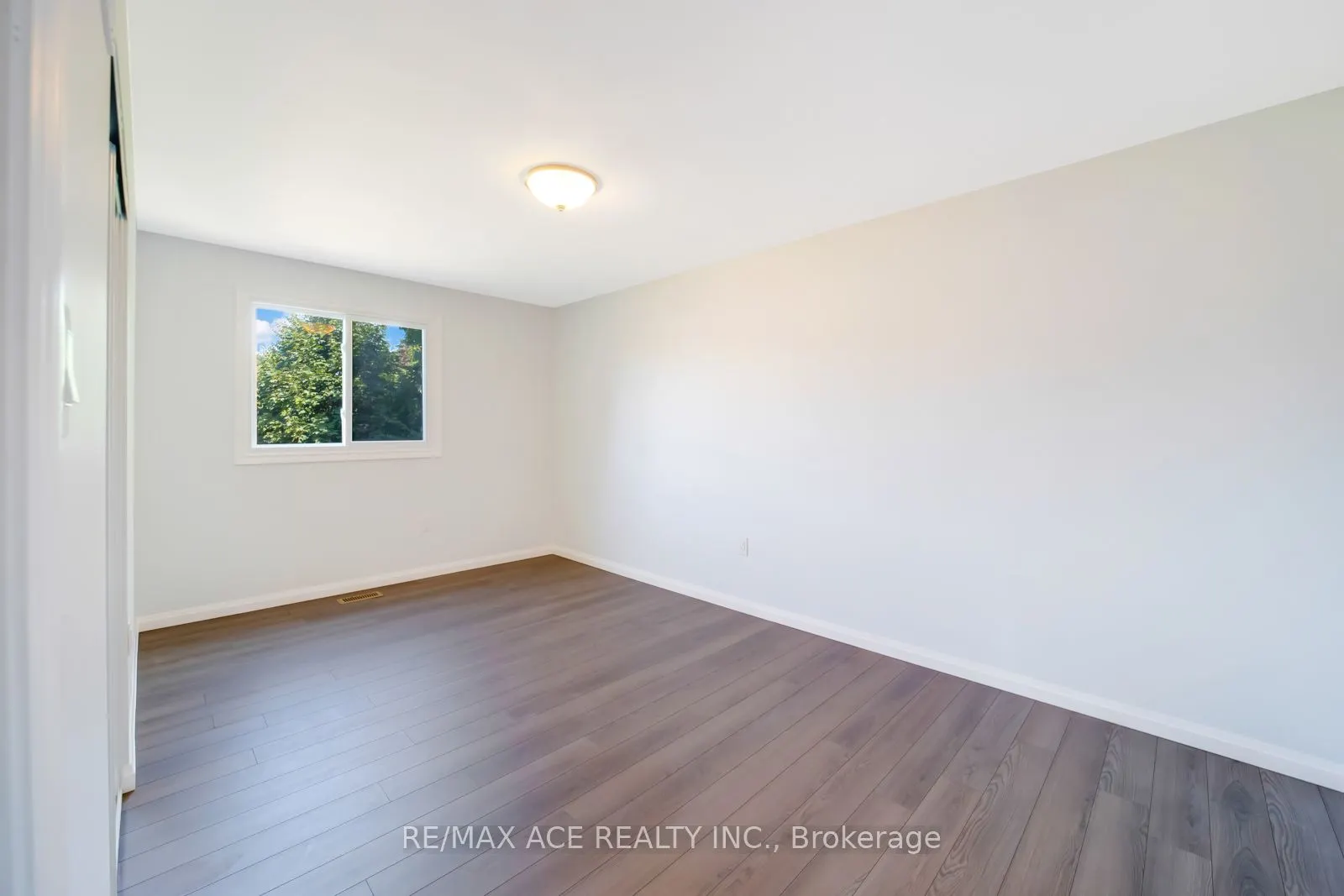 96 Invergordon Avenue