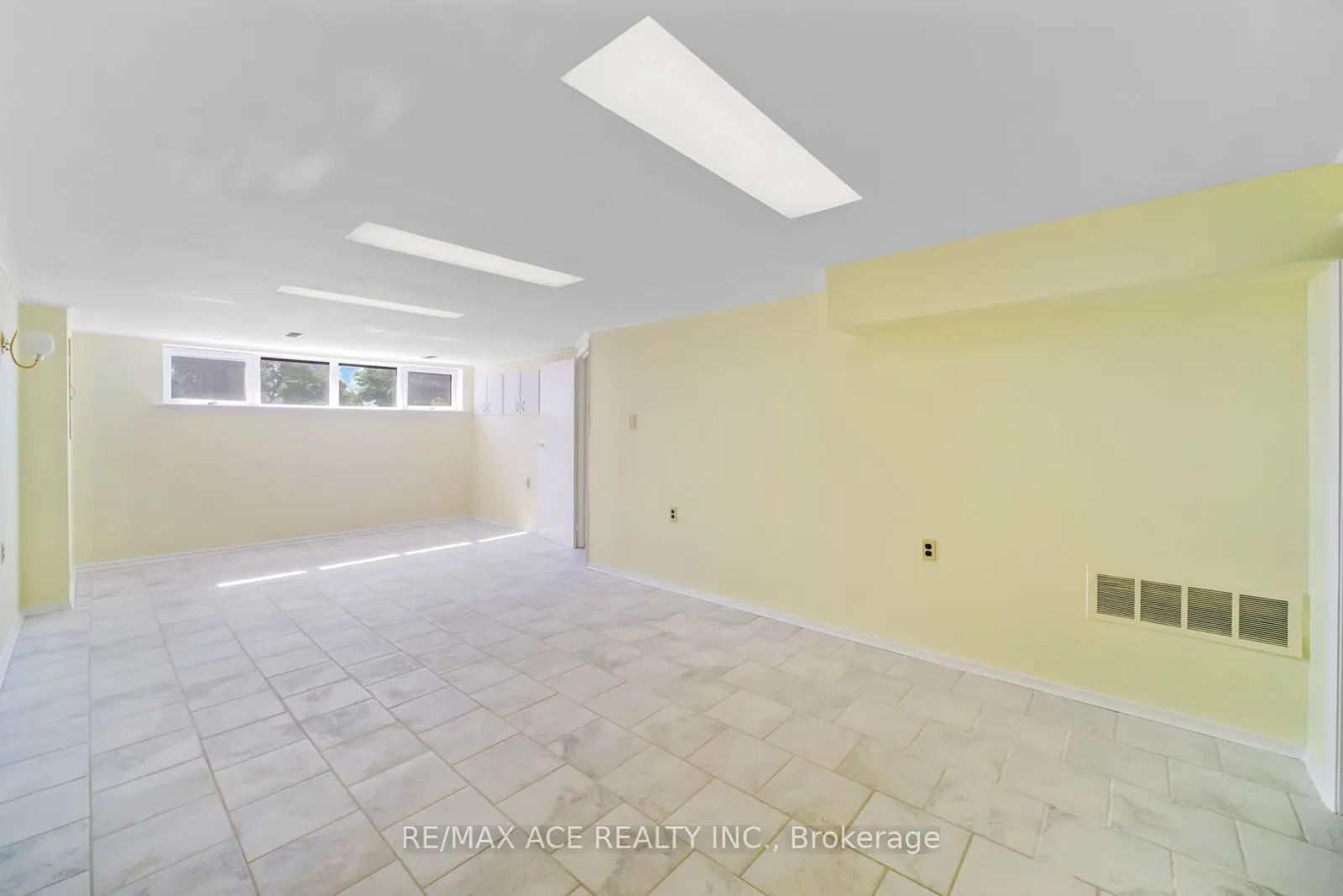 96 Invergordon Avenue