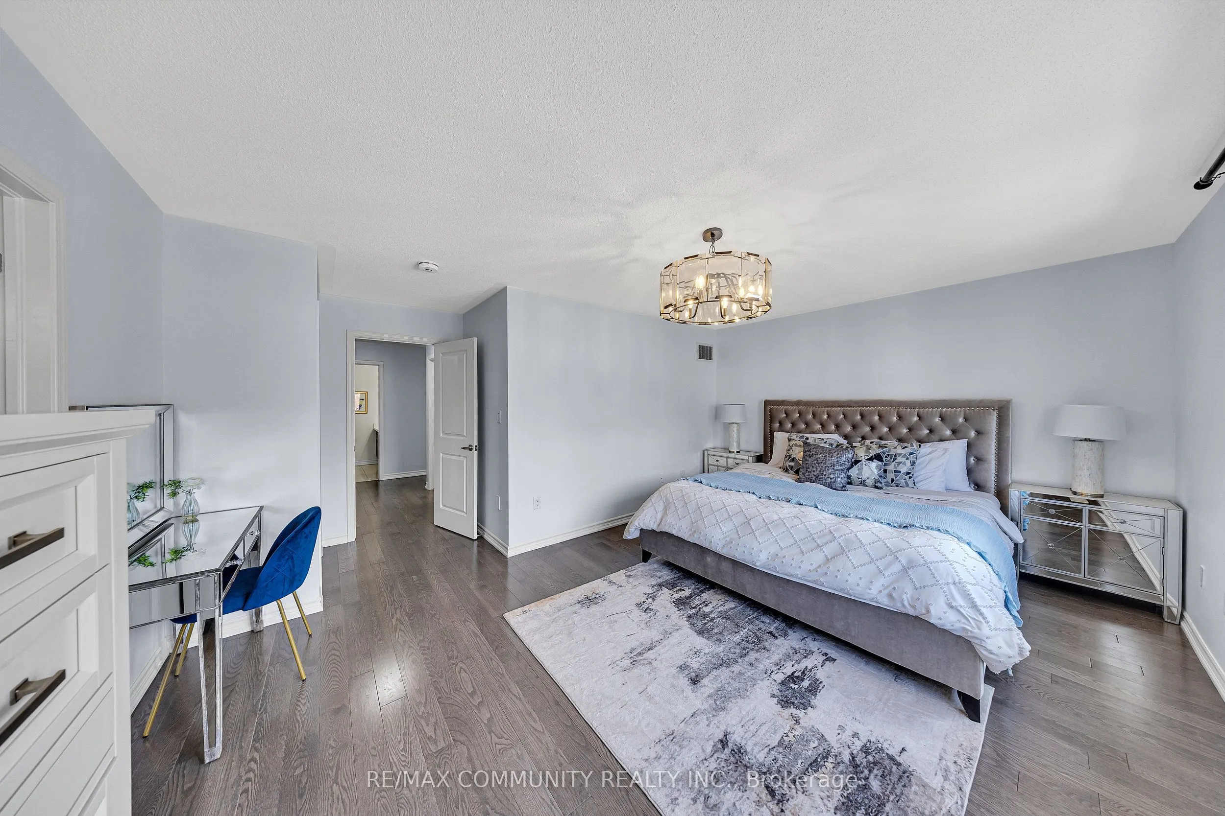 1055 Foxtail Crescent