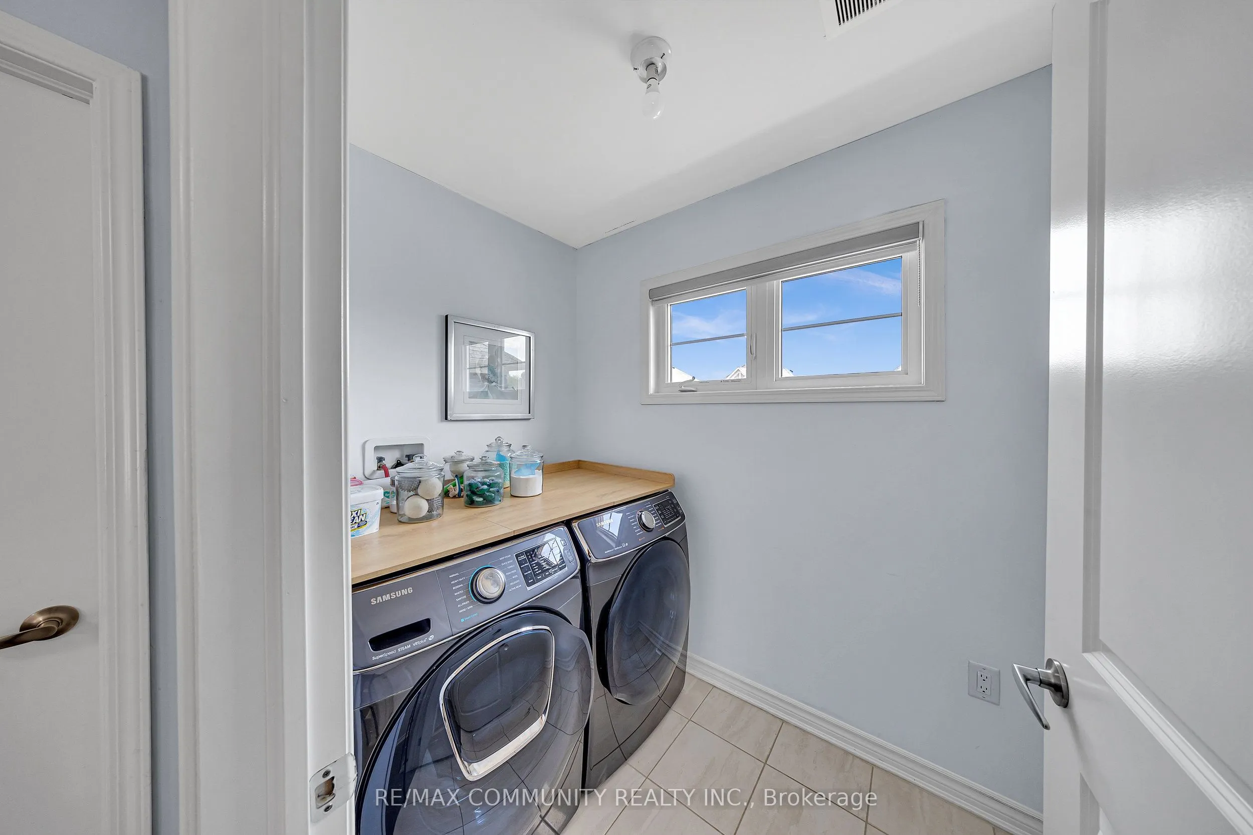 1055 Foxtail Crescent