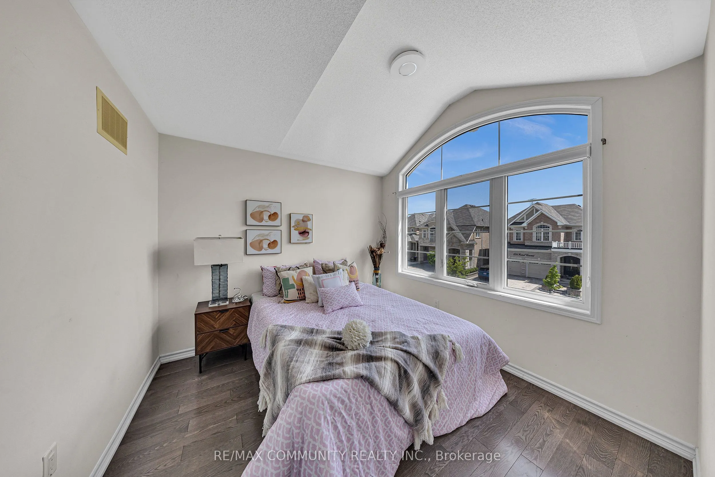 1055 Foxtail Crescent