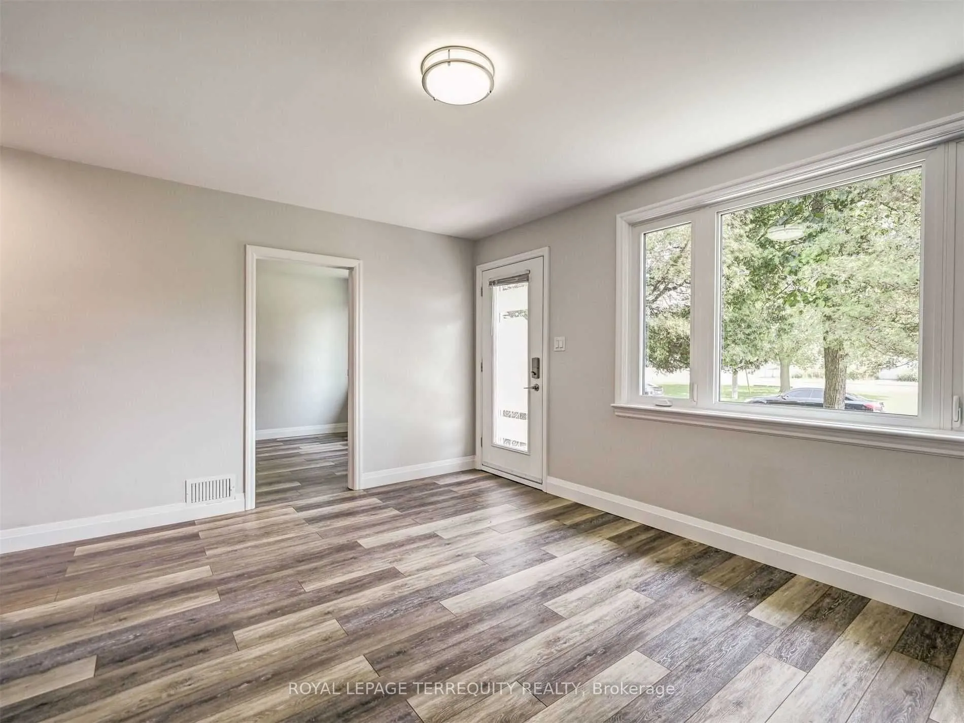 822 Douglas Street, #Main