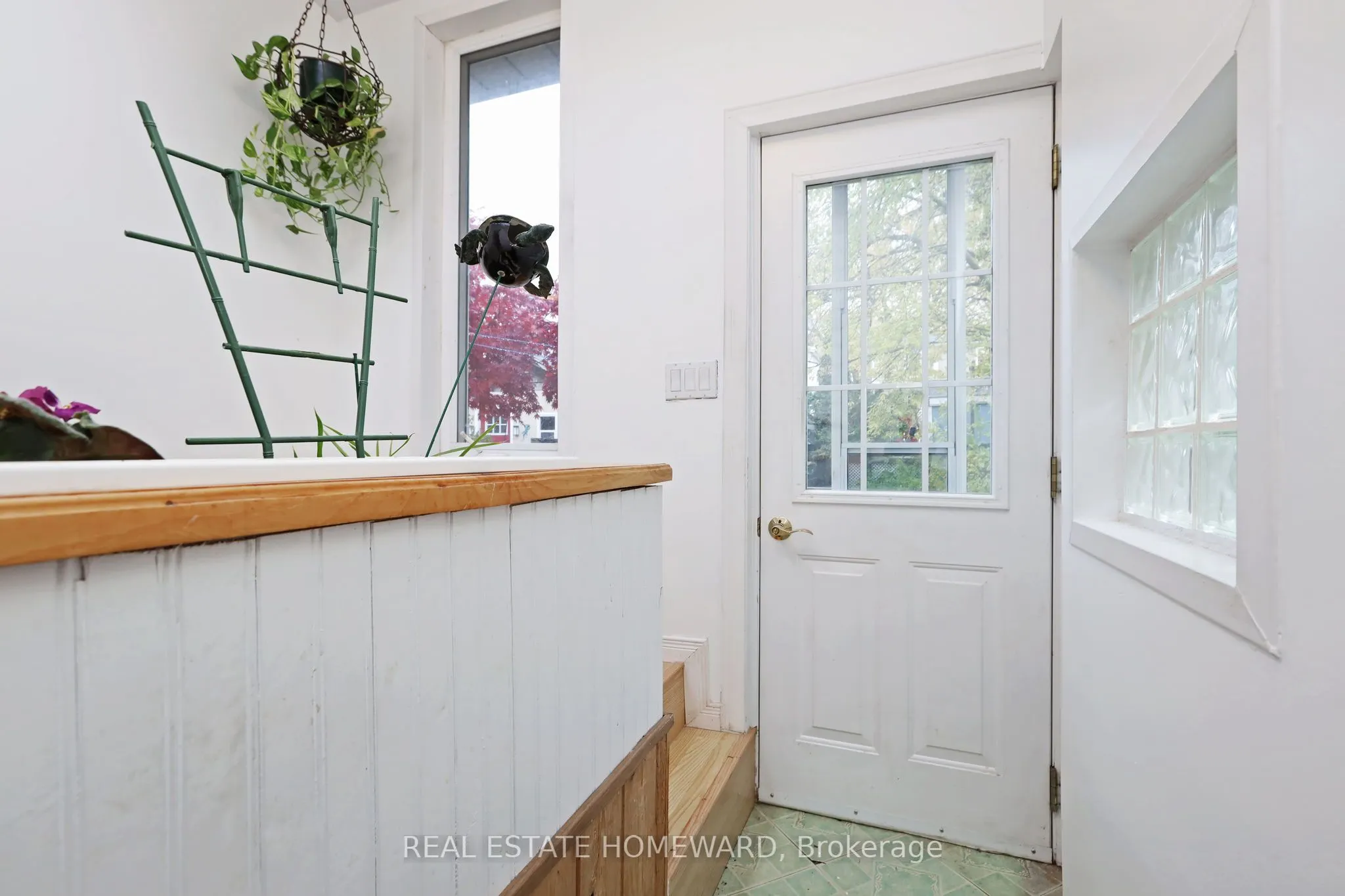 281 Queensdale Avenue