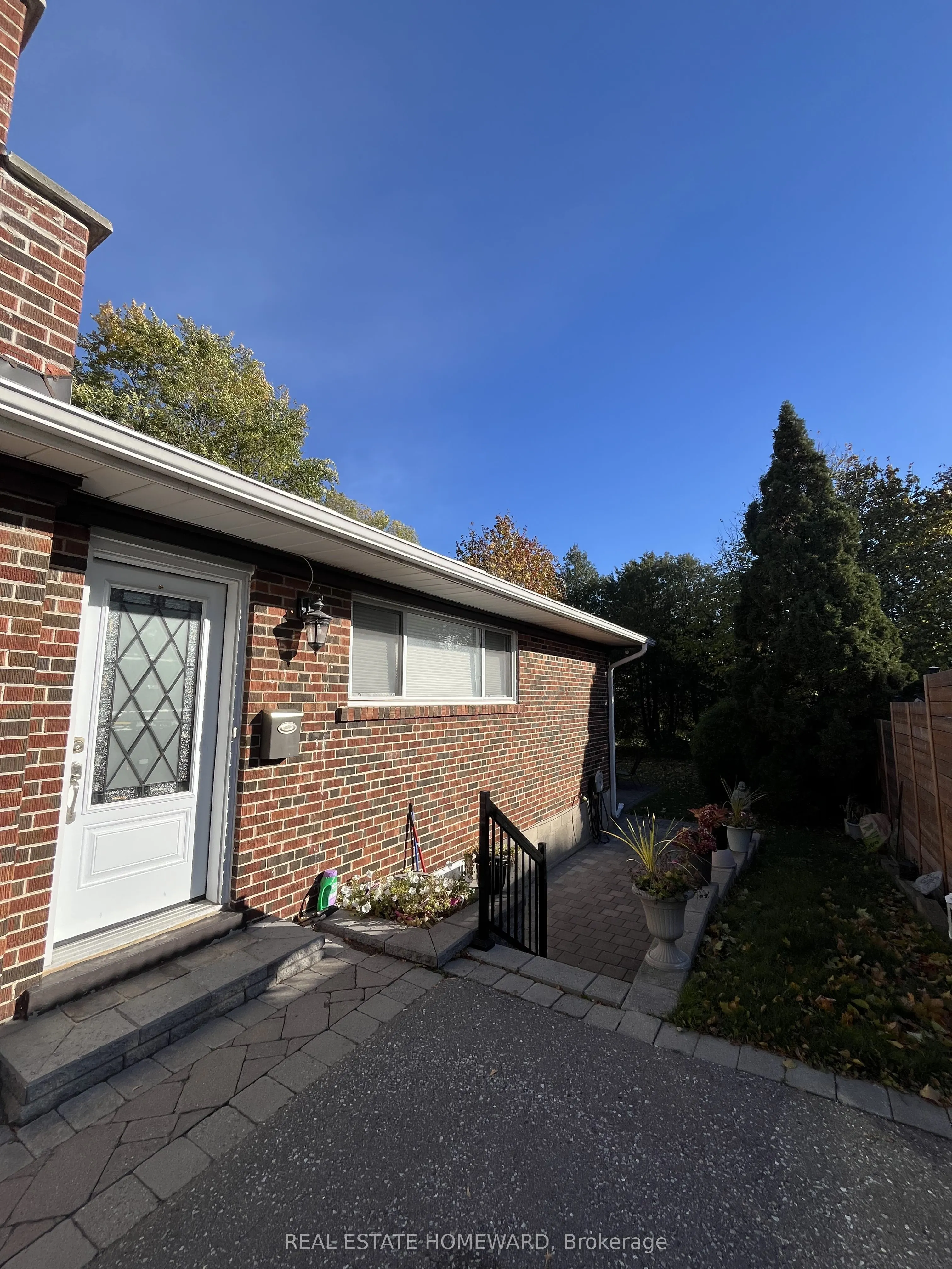 4 Moorecroft Crescent