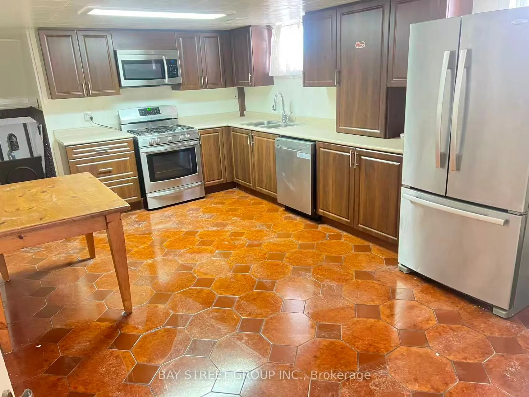 204 FAIRGLEN Avenue W #A1