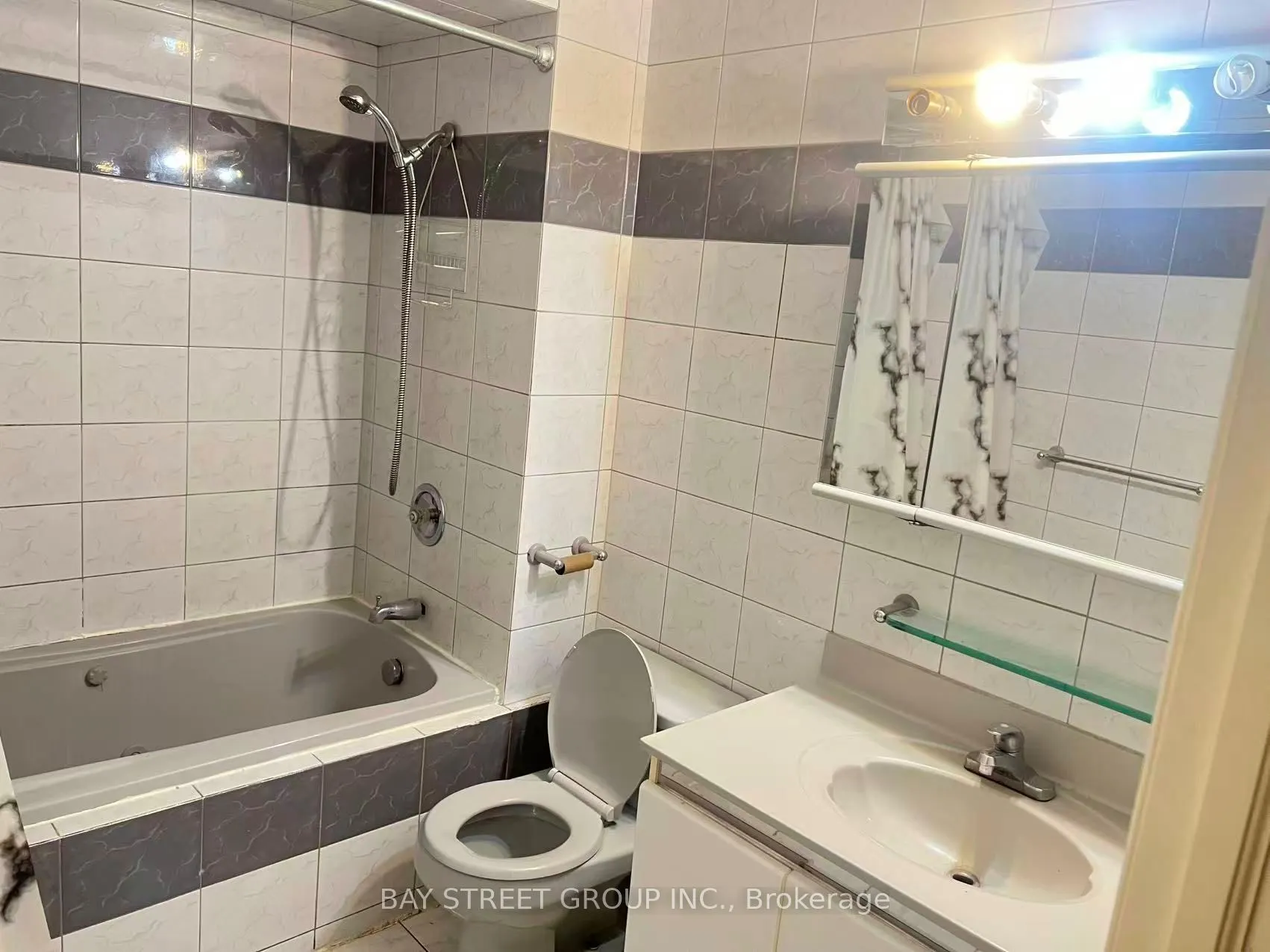 204 FAIRGLEN Avenue W #A1